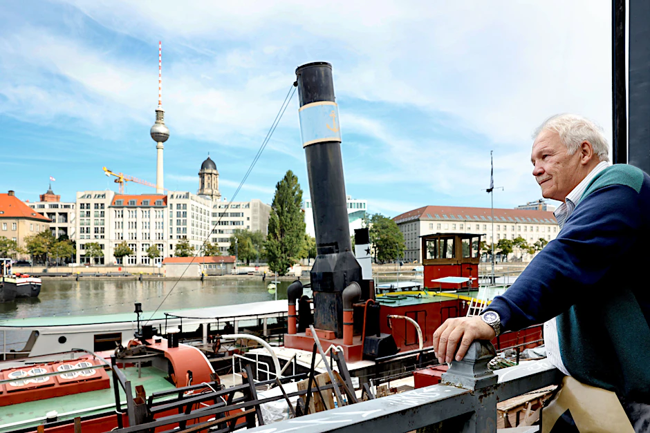 Kapitän a.D. Werner Schwarz, 61, findet den Zustand des Historischen Hafens in Berlin-Mitte beklagenswert.&nbsp;