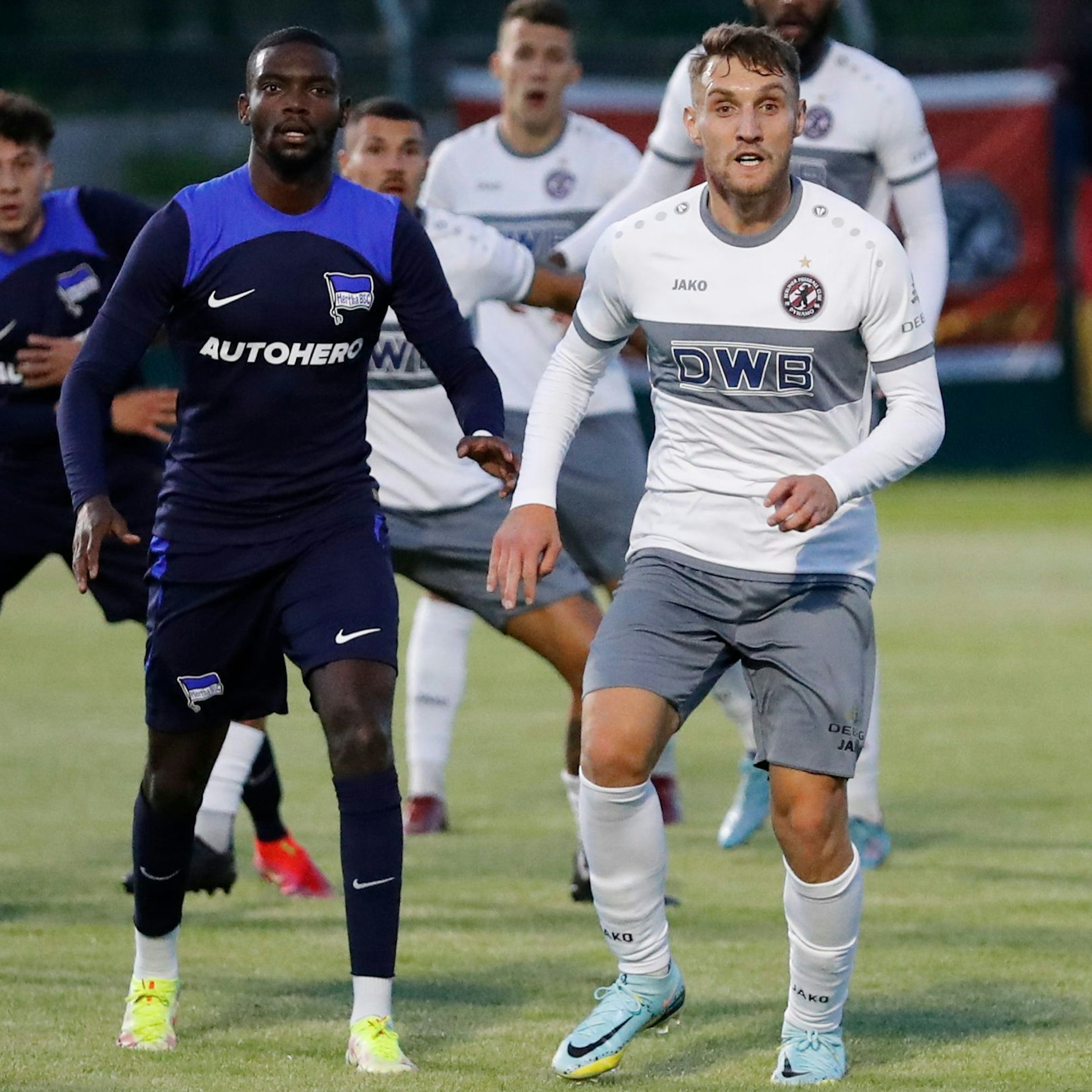 So war es im September 2022: McMoordy Hüther, da noch bei Hertha BSC, will verhindern, dass Amar Suljic ein Tor schießt. Jetzt sind beide beim BFC Dynamo.