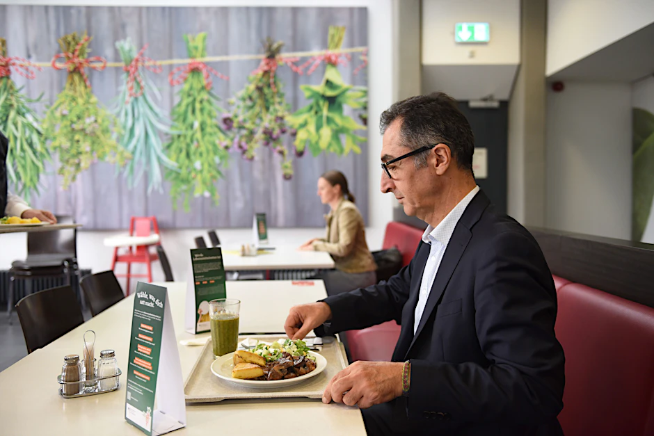 Minister Cem Özdemir zu Besuch in der BSR-Kantine.