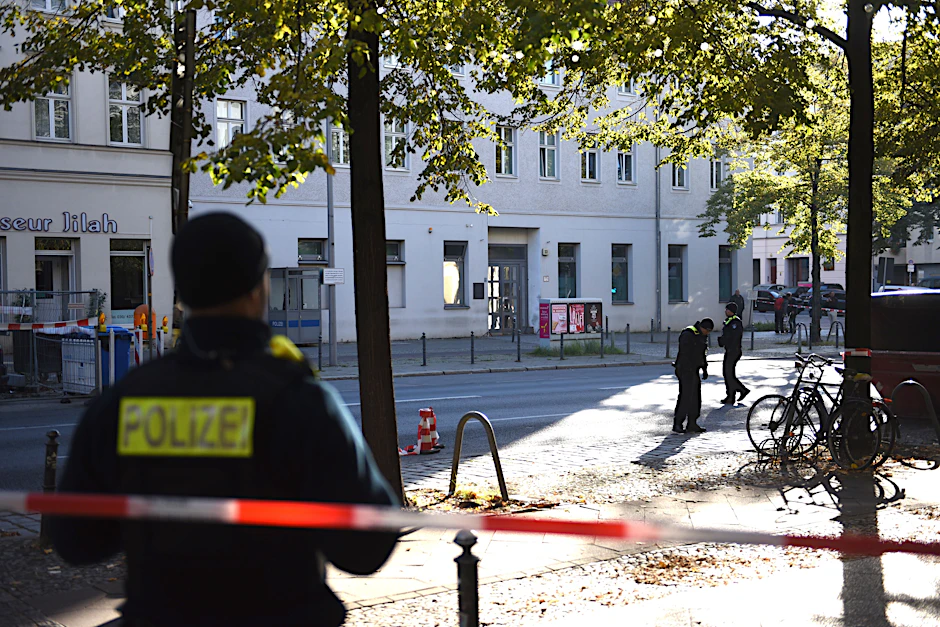 Die Polizei hat die Gegend rund um die Synagoge in der Brunnenstraße abgesperrt. Am Mittwoch kam es hier zu einem versuchten Brandanschlag.