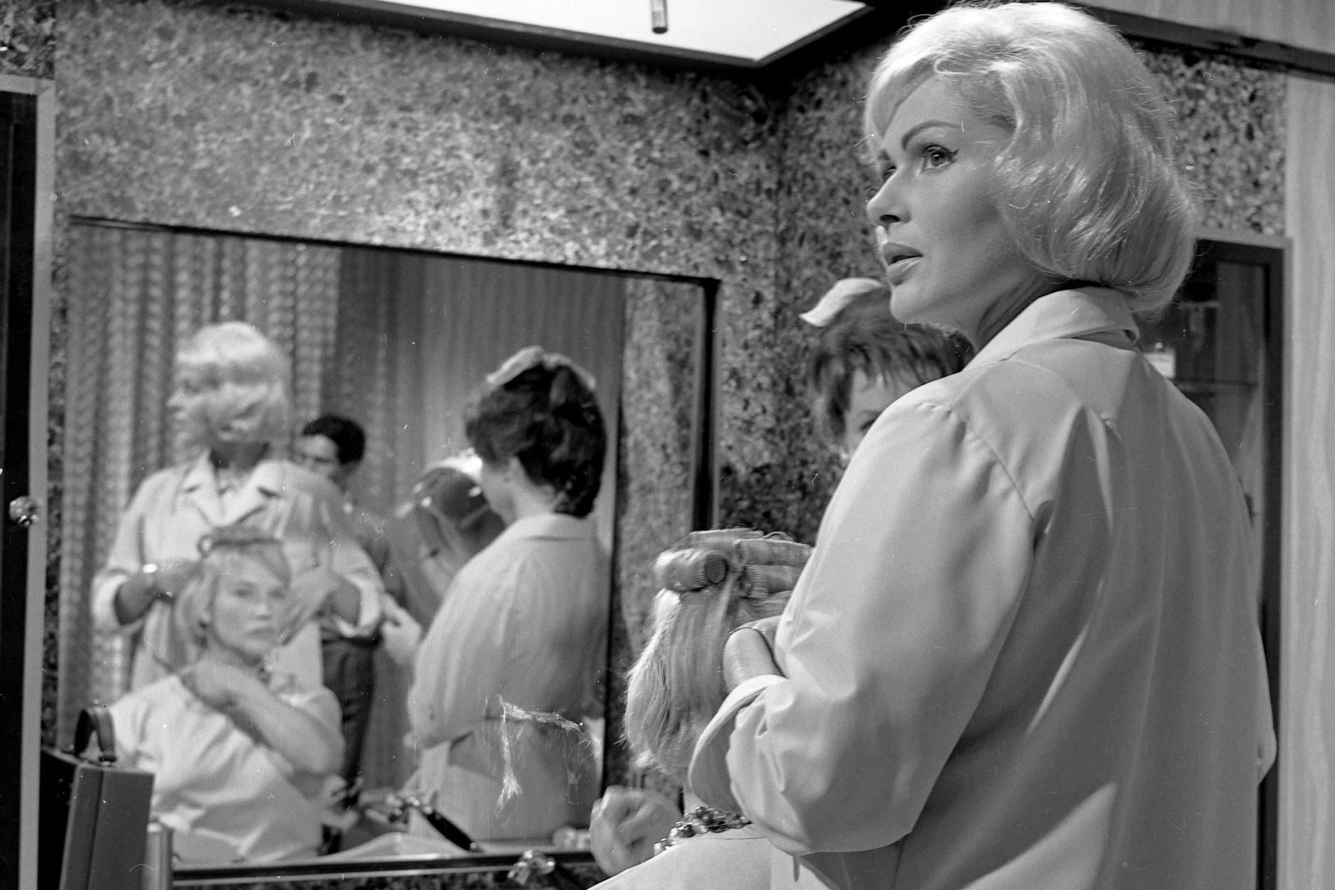 Christiane Nielsen spielt eine Friseurin in dem Fernsehspiel „Schönes Wochenende“ von 1962 (Buch: Horst Lommer, Regie: Beauvais) 