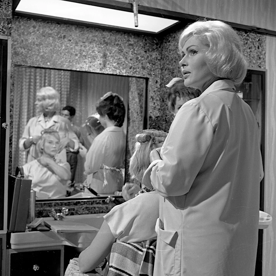 Christiane Nielsen spielt eine Friseurin in dem Fernsehspiel „Schönes Wochenende“ von 1962 (Buch: Horst Lommer, Regie:&nbsp;Beauvais)&nbsp;