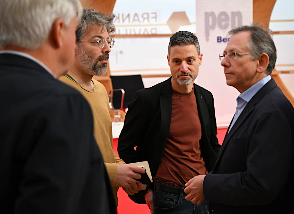 Am Mittwoch auf der Buchmesse: Meron Mendel (2. v.r.) im Gespräch mit Juergen Boos, Direktor der Frankfurter Buchmesse, dem Autor Tomer Dotan-Dreyfus und dem Schriftsteller Doron Rabinovici