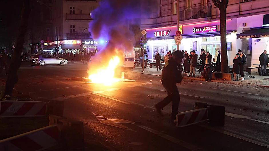 In Berlin-Neukölln haben in der Nacht Barrikaden gebrannt. Es gab Ausschreitungen mit der Polizei.