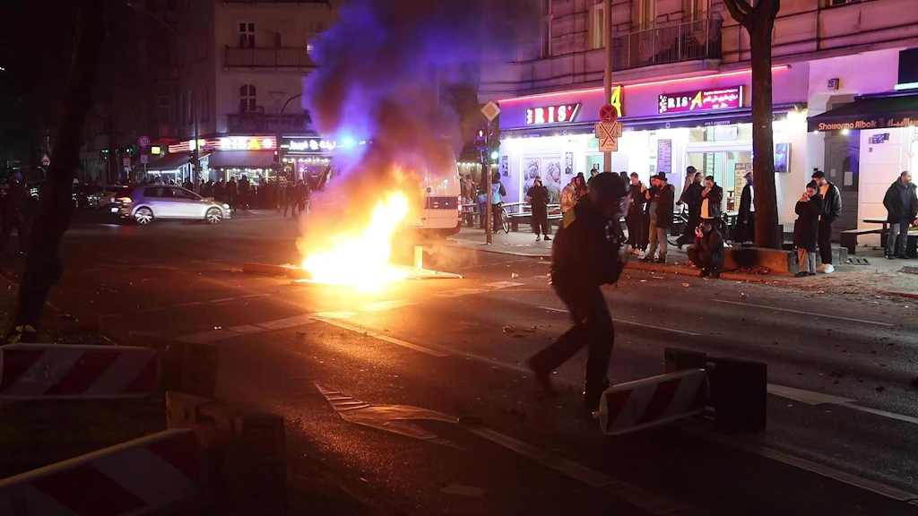 Barrikaden und Straßenschlachten in Neukölln: 20 verletzte Polizisten und 39 Festnahmen
