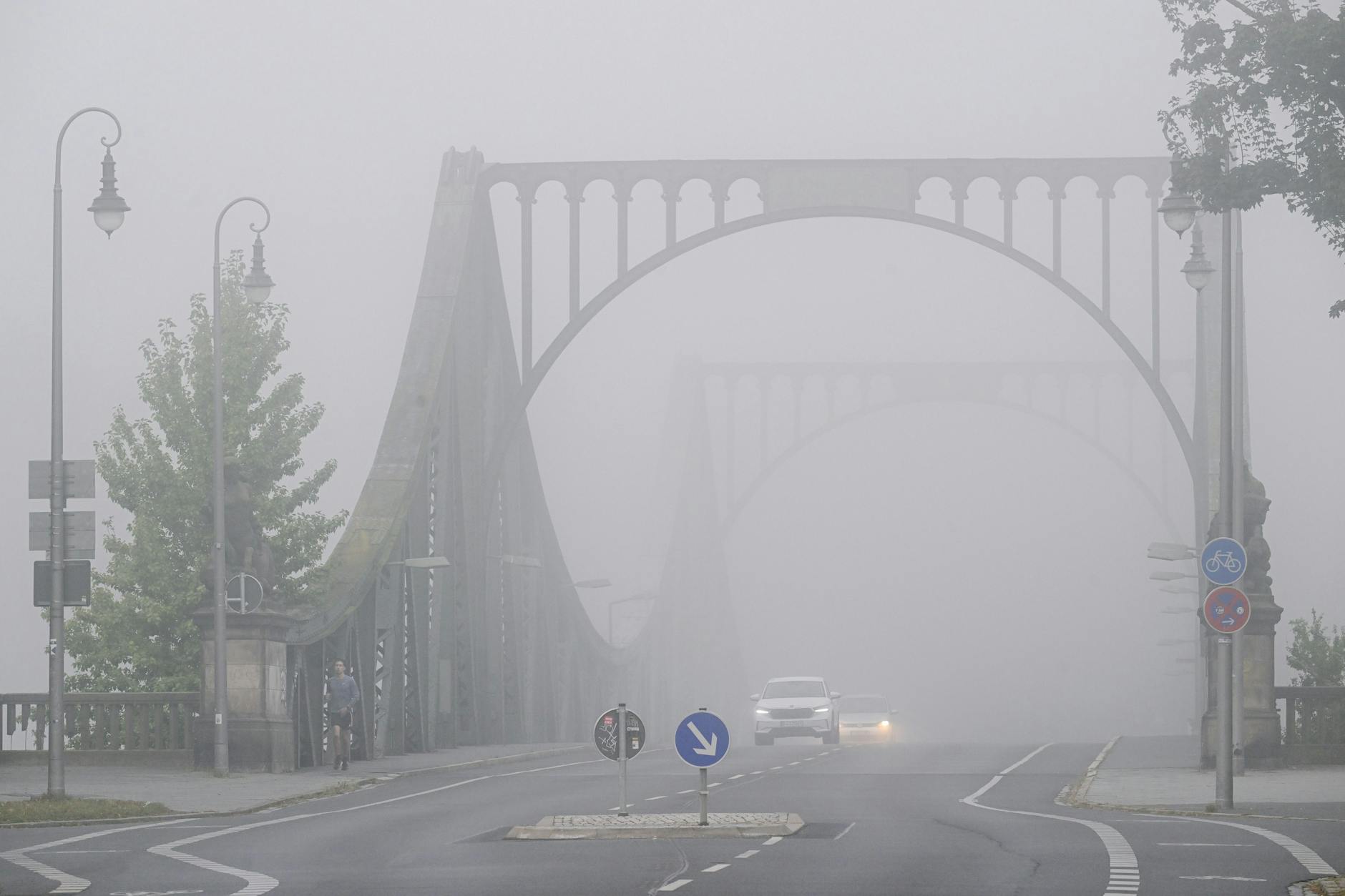 Die am Morgen über die Glienicker Brücke in Richtung Berlin fahrenden Autos haben wegen des dichten Nebels die Scheinwerfer eingeschaltet (Symbolbild).