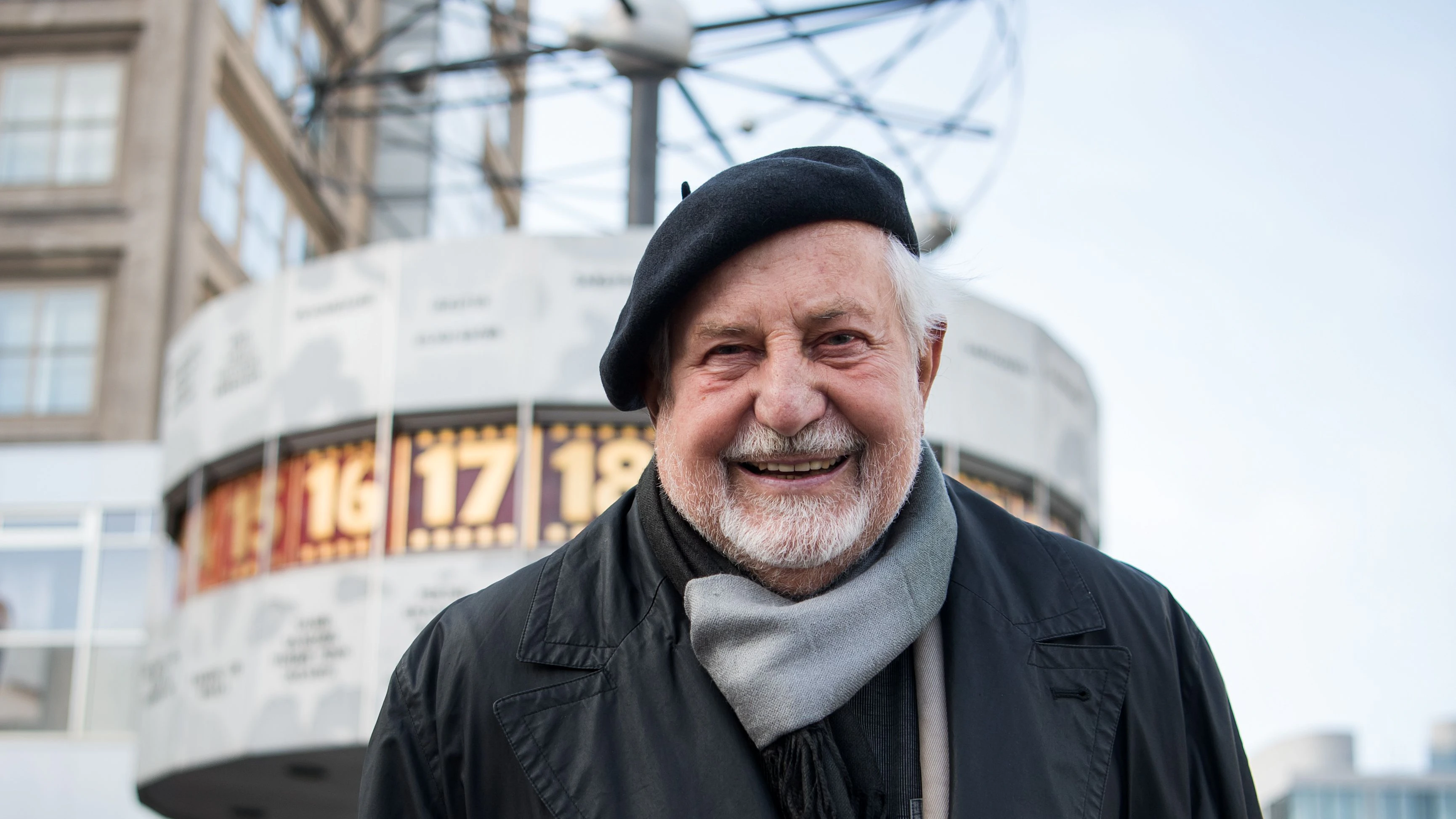 Erich John, Designer der Weltzeituhr, steht vor der Weltzeituhr am Alexanderplatz.&nbsp;