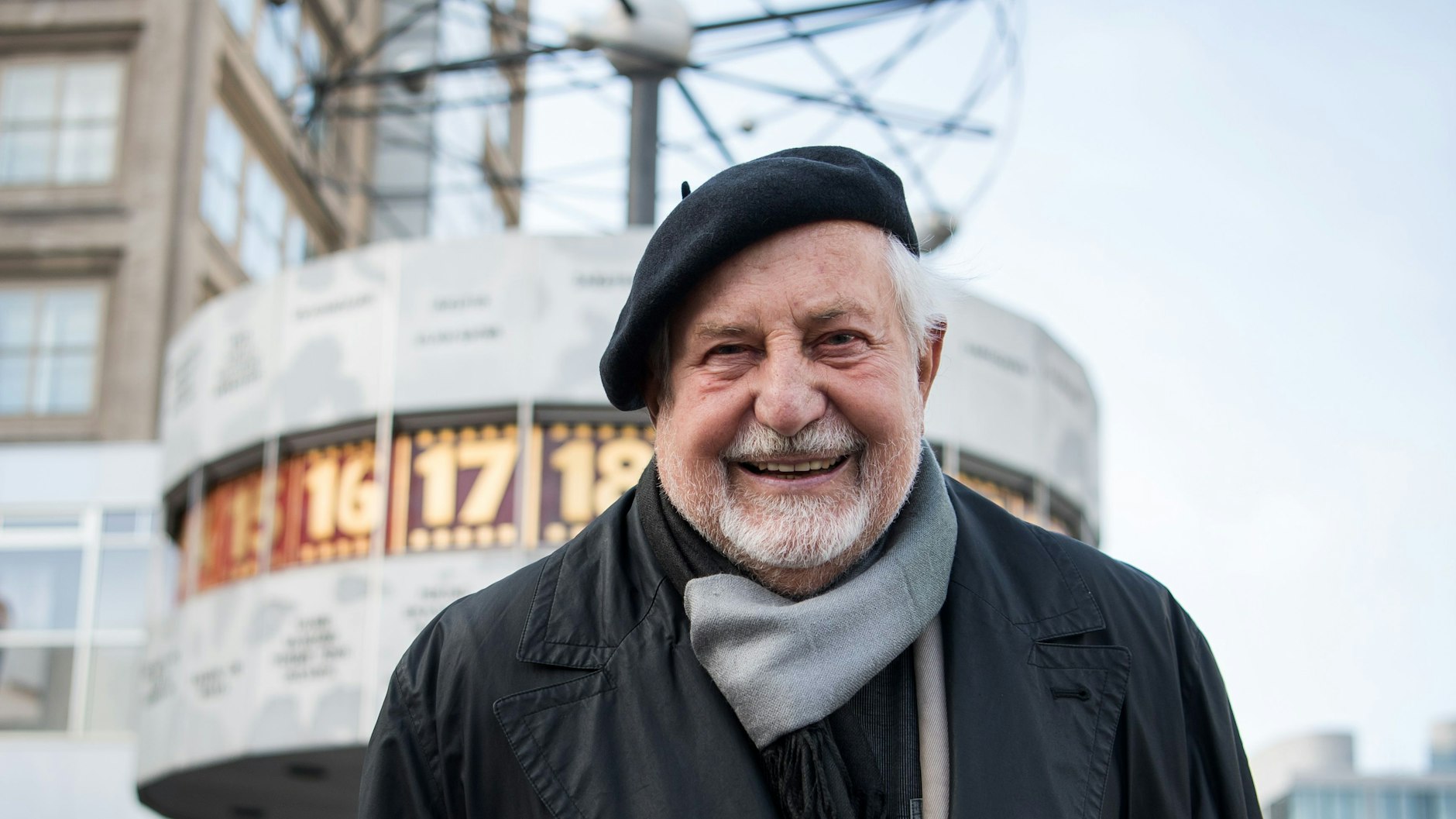 Erich John, Designer der Weltzeituhr, steht vor der Weltzeituhr am Alexanderplatz.&nbsp;