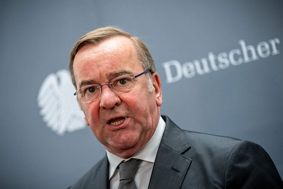 Boris Pistorius (M, SPD), Verteidigungsminister, spricht nach Sitzung des Verteidigungsausschusses im Bundestag zur Stationierung einer Bundeswehr-Brigade in Litauen.  