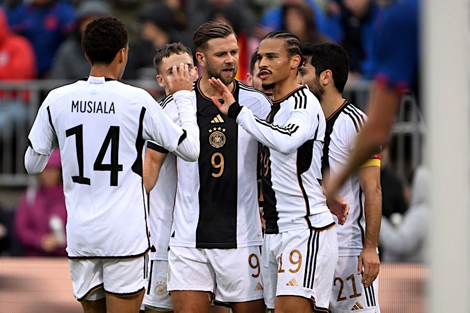 Deutschlands Jamal Musiala, Niclas Füllkrug und Leroy Sané (l-r) bejubeln das zwischenzeitliche 1:1.  