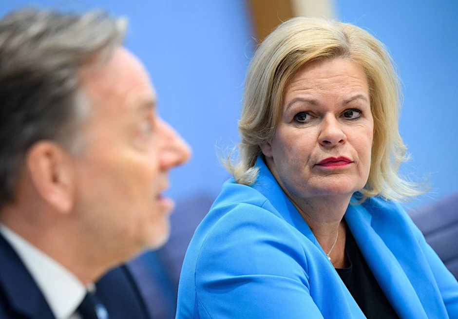 Nancy Faeser (r, SPD), Bundesministerin für Inneres und Heimat.  