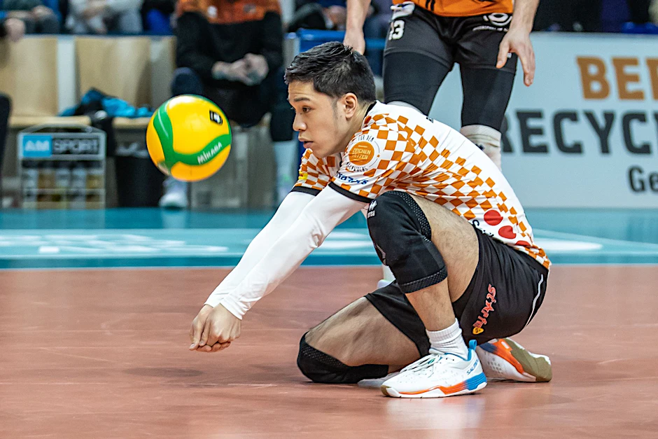 ARCHIV - Libero Satoshi Tsuiki nimmt einen Ball an.  