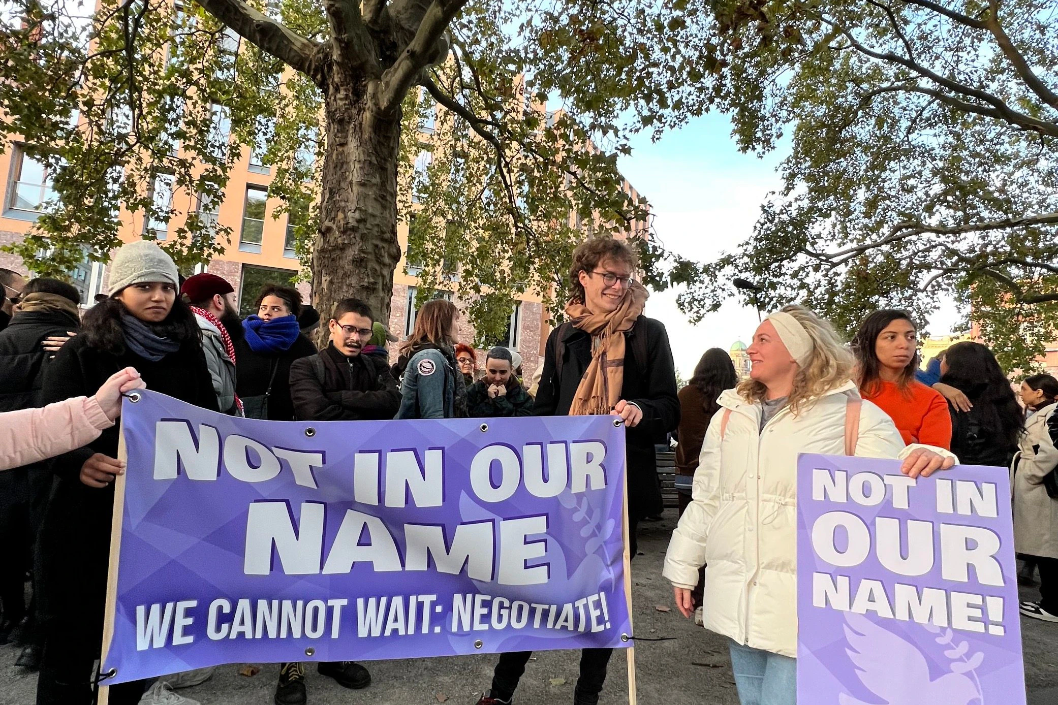 Demonstranten mit Transparenten vor dem Auswärtigen Amt