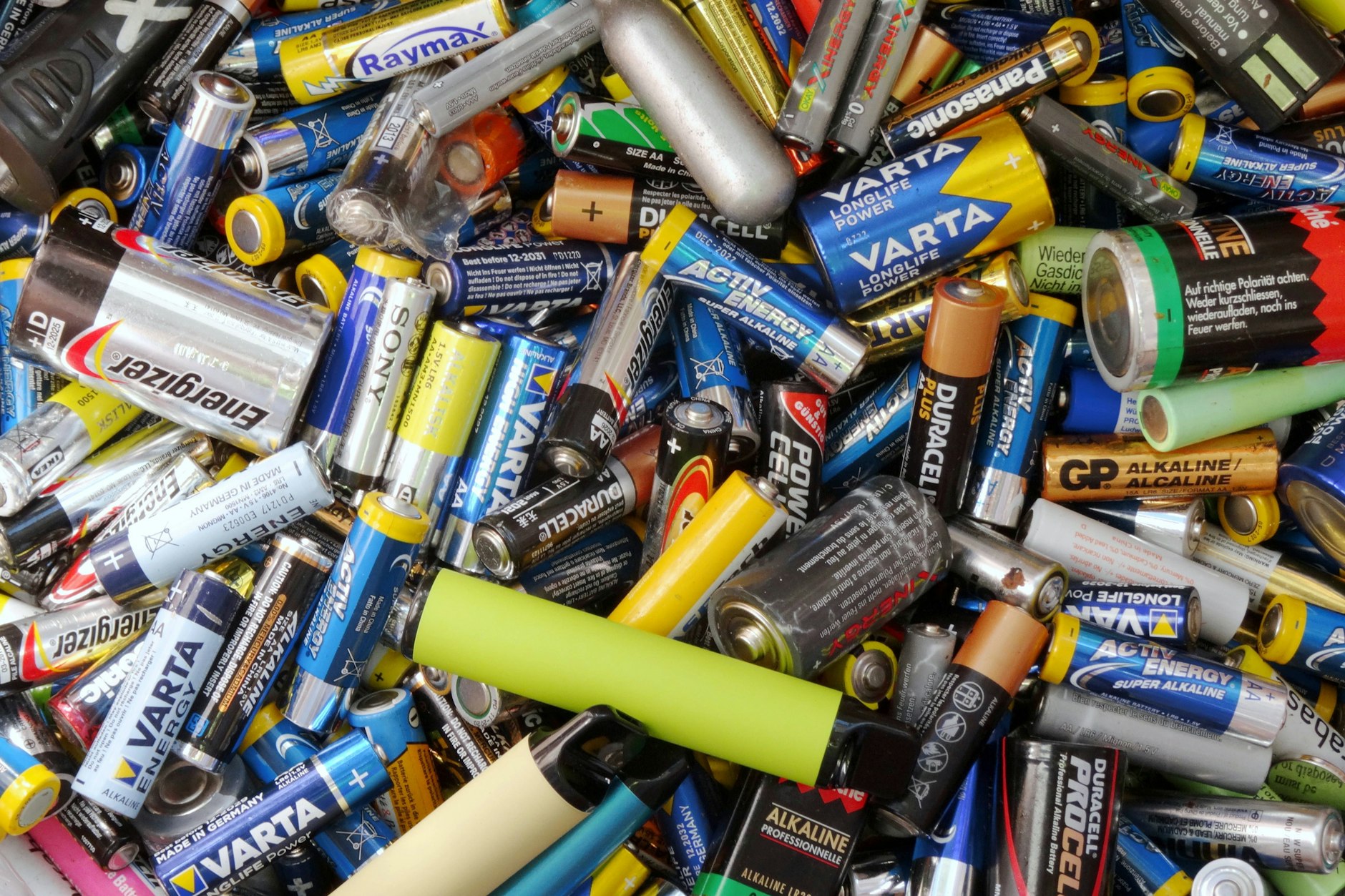 Leere Batterien sollten zu einer Sammelstelle gebracht werden.