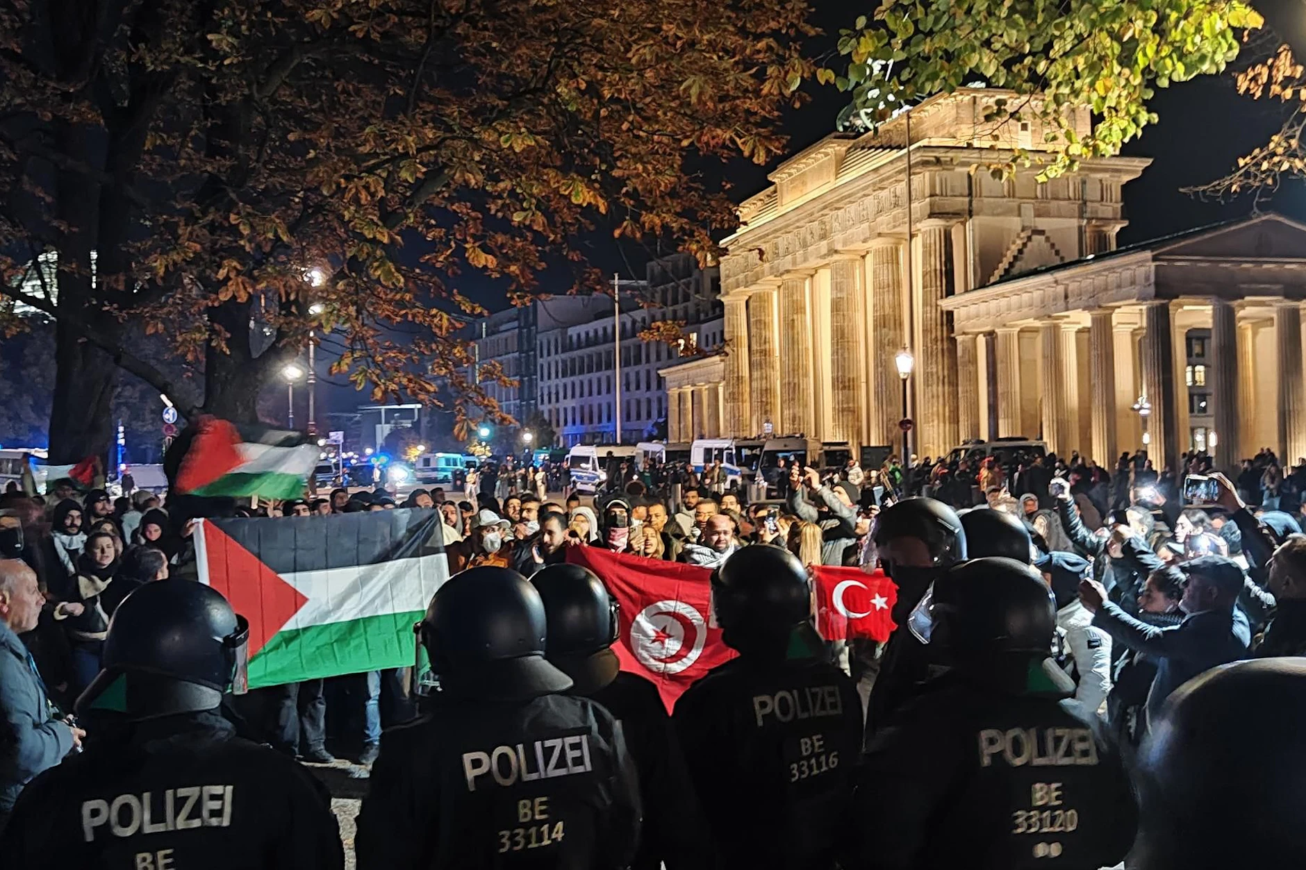 Pro-palästinensische Proteste am Brandenburger Tor. Die Polizei sprach von 300 Demonstranten.