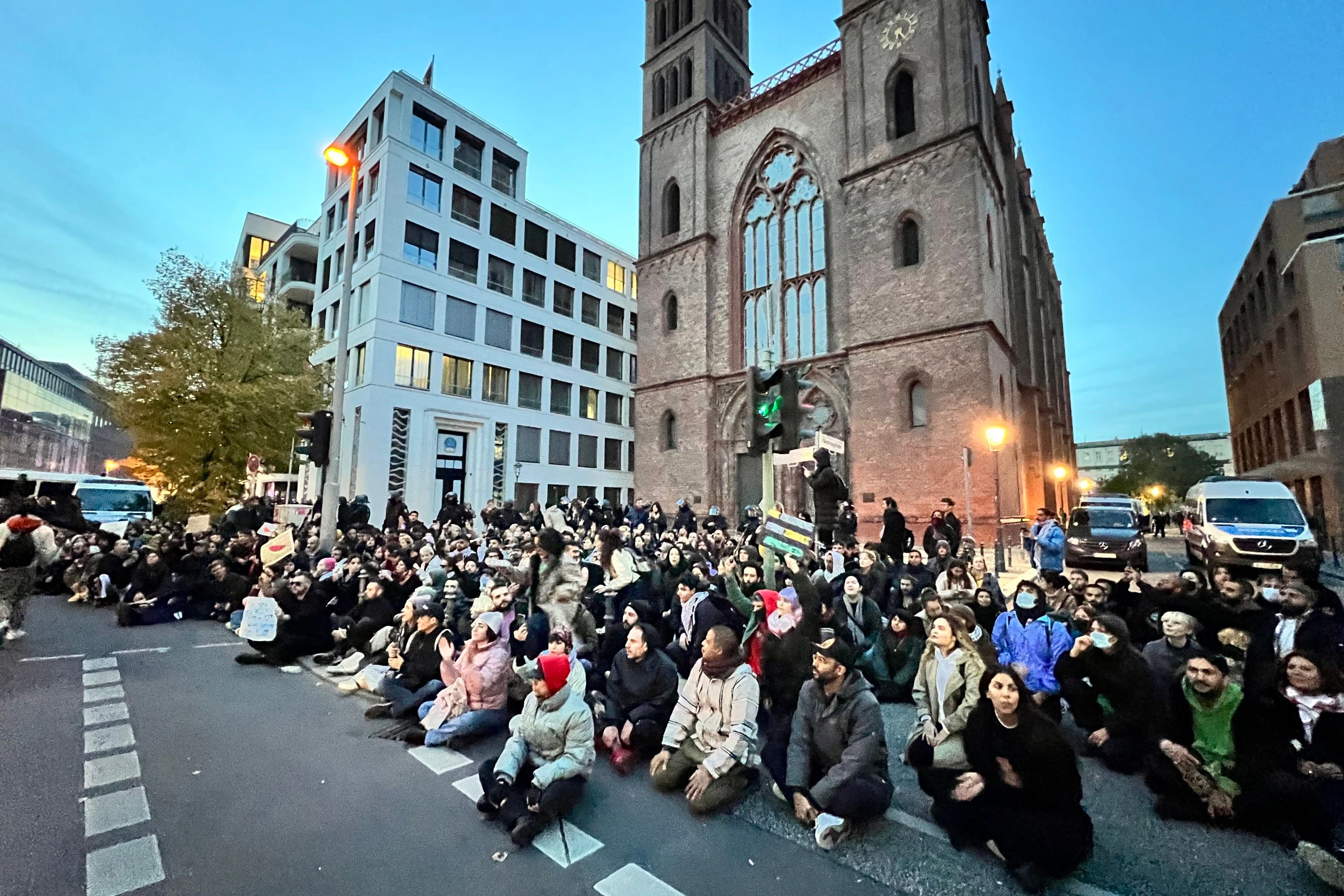 Hunderte Demonstranten setzen sich am Werderschen Markt auf den Boden.