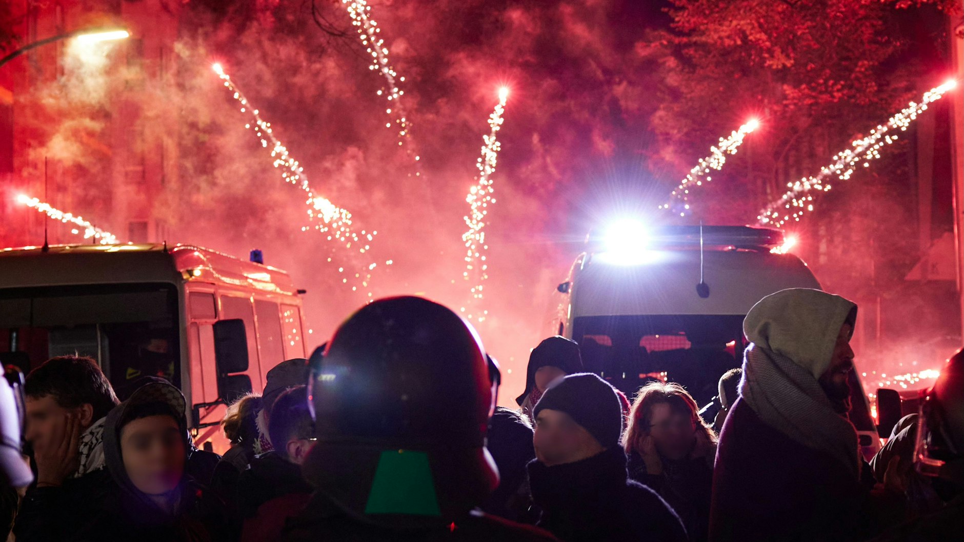 Newsblog: Palästina-Demonstranten randalieren in Berlin, Polizei setzt Wasserwerfer und Pfefferspray ein