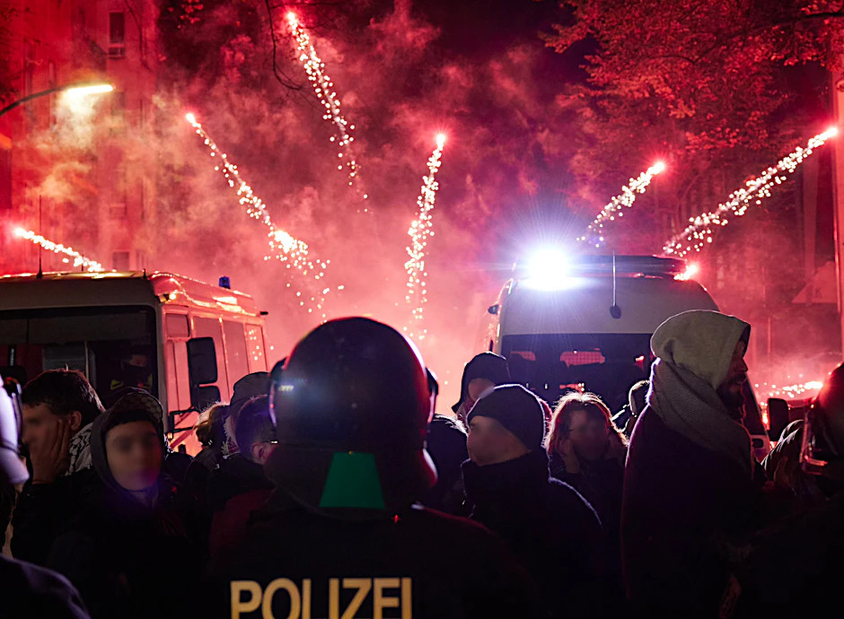 Newsblog: Palästina-Demonstranten randalieren in Berlin, Polizei setzt Wasserwerfer und Pfefferspray ein