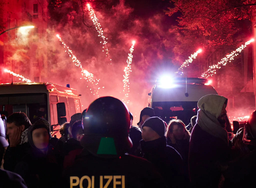 Newsblog: Palästina-Demonstranten randalieren in Berlin, Polizei setzt Wasserwerfer und Pfefferspray ein