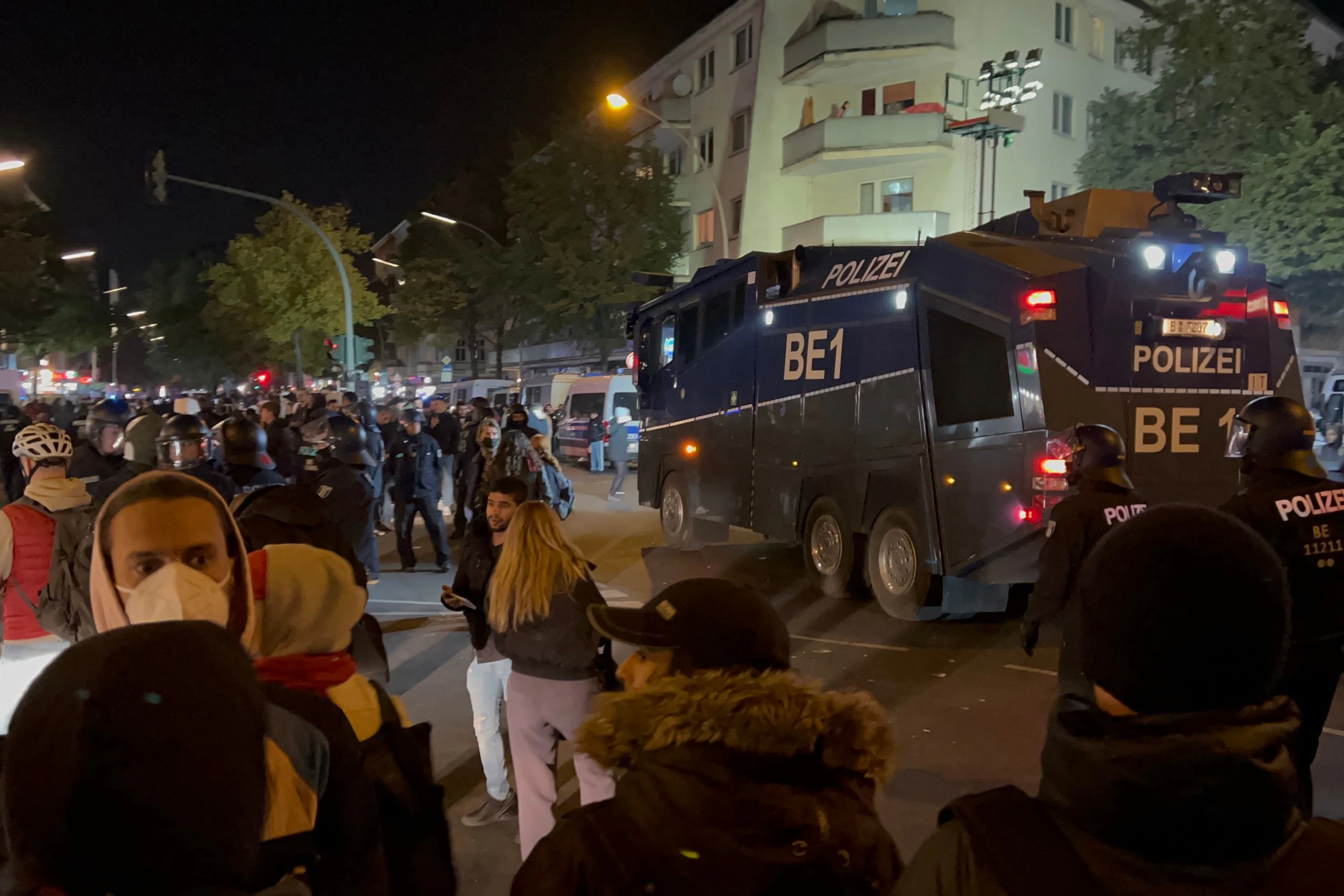 Wasserwerfer der Polizei Berlin sind in Neukölln im Einsatz.
