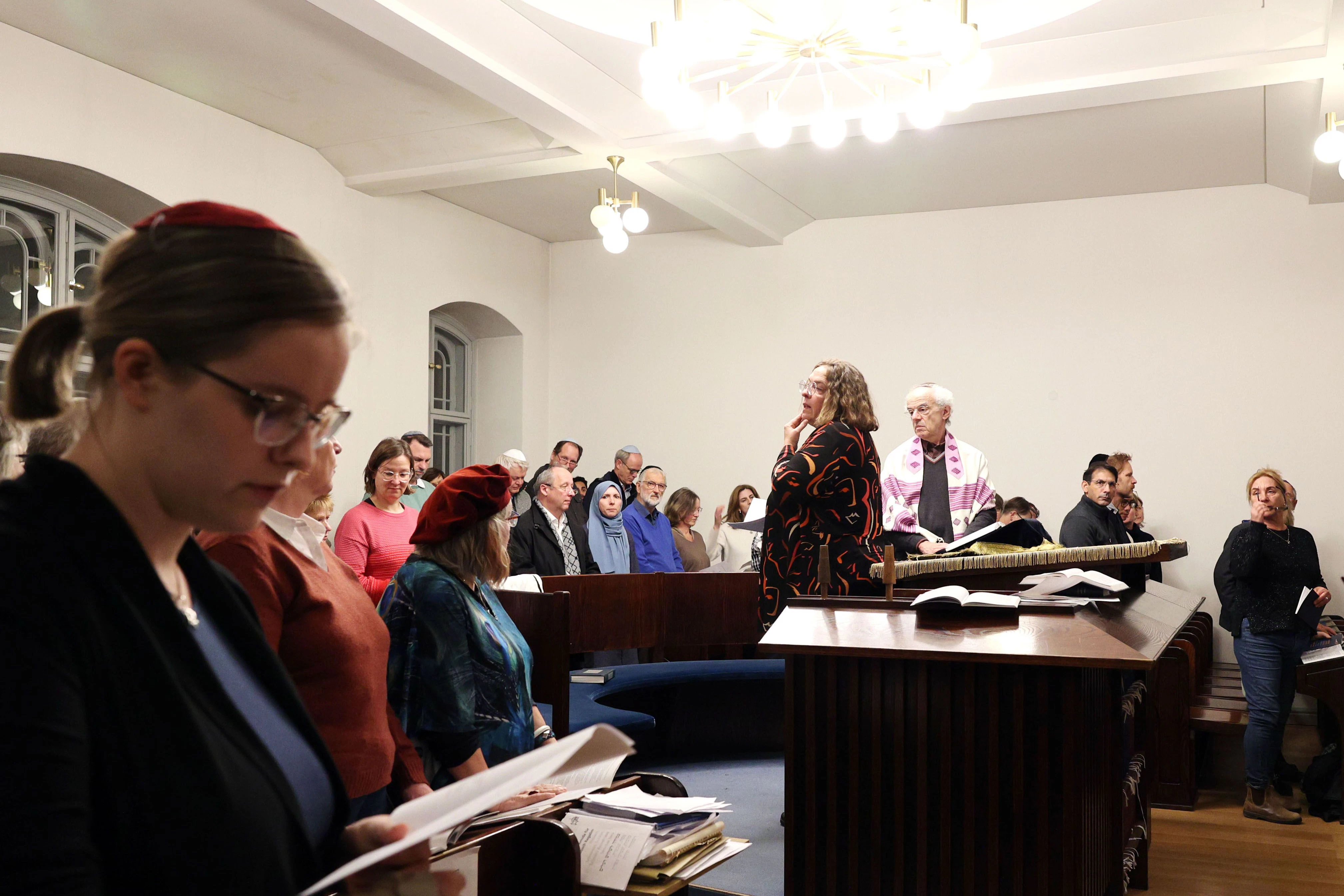 Gottesdienst in der Synagoge in der Oranienburger Straße, geleitet von Rabbinerin Gesa Ederberg und Vorbeter Michael Lawton.
