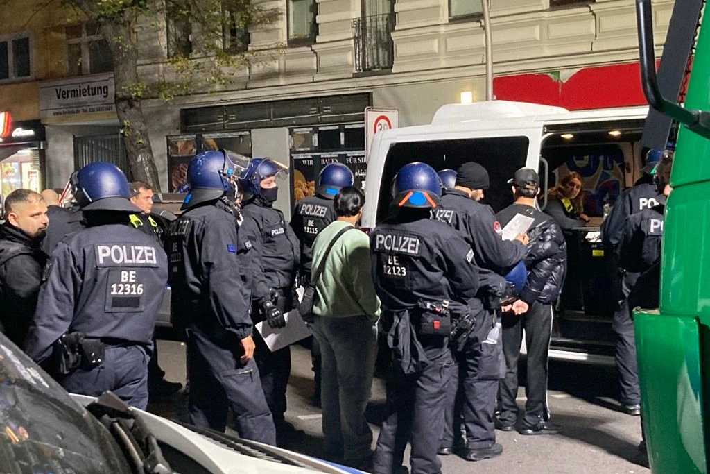 Die Polizei hat eine „Bearbeitungsstraße“ aufgebaut, um die Personalien der Festgenommenen zu erfassen.