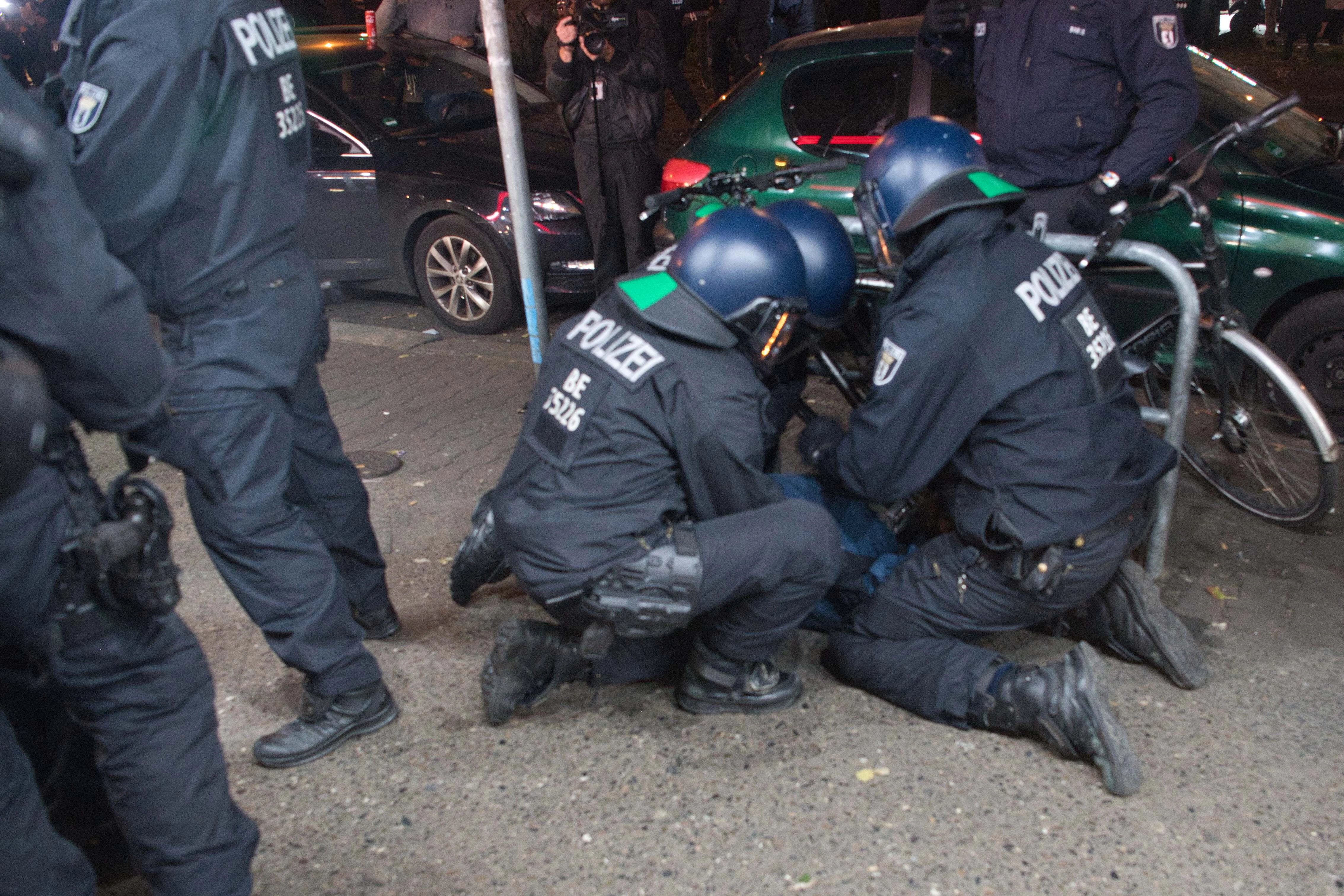 Berlin: Polizisten nehmen einen Teilnehmer der verbotenen Pro-Palästina-Demonstration in der Sonnenallee fest.