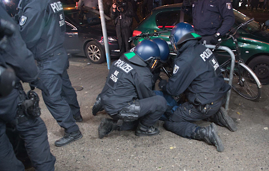 In Neukölln eskalierte die Situation am Mittwochabend zwischen Polizisten und Teilnehmern einer verbotenen Pro-Palästina-Demonstration in der Sonnenallee.