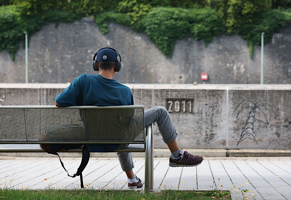 Ob auf dem Weg zur Arbeit oder entspannt auf einer Bank: Hörformate als Podcast oder Hörspiel sind bei vielen Menschen beliebt.
