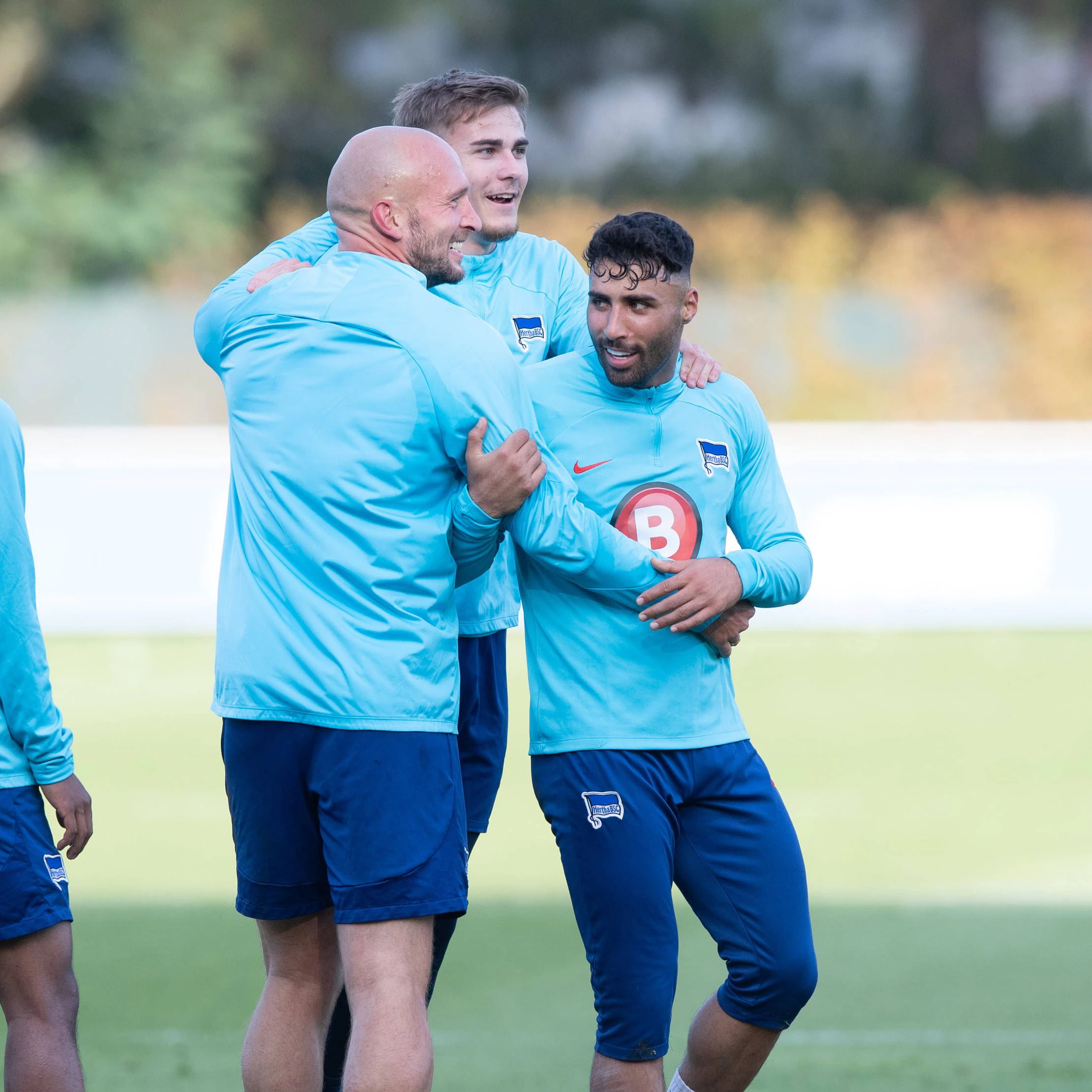 Herthas Kapitän Toni Leistner und Marten Winkler haben mit Nader El-Jindaoui viel Spaß im Training.