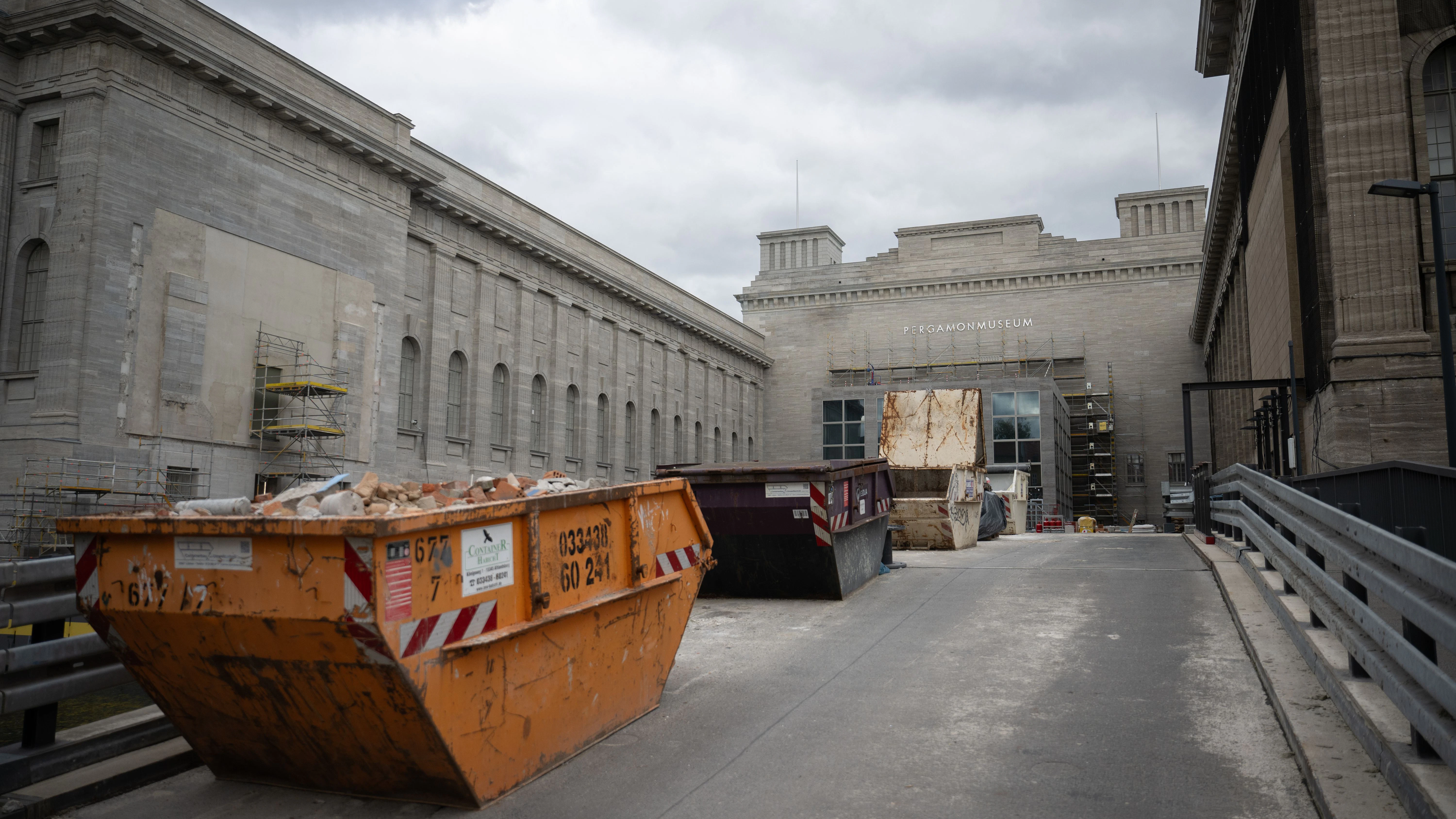 Container mit Bauschutt stehen am Pergamonmuseum. Ab 23. Oktober sind die Türen für einige Jahre ganz zu, die Sanierungen sollen 14 Jahre dauern.&nbsp;