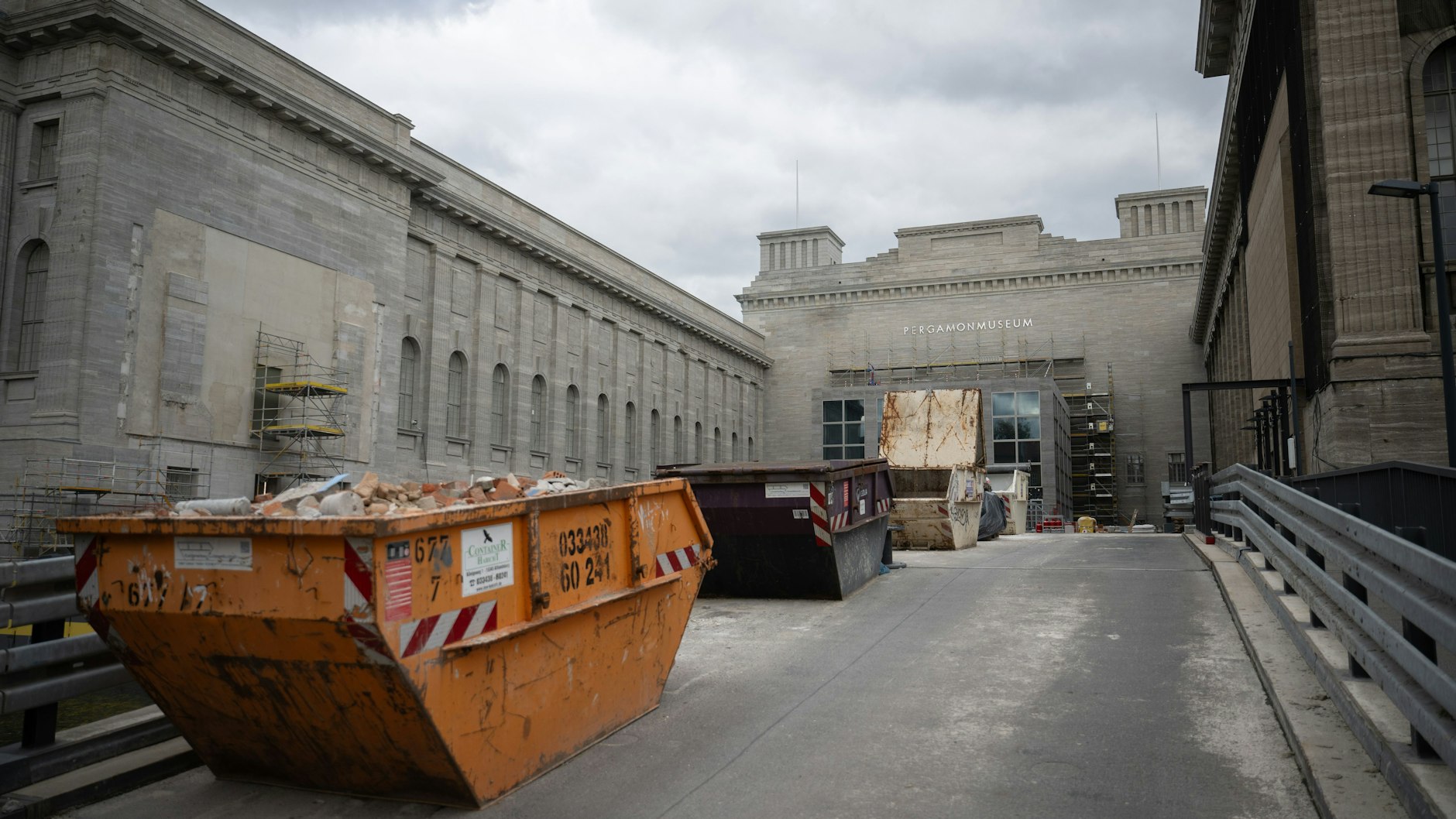 Container mit Bauschutt stehen am Pergamonmuseum. Ab 23. Oktober sind die Türen für einige Jahre ganz zu, die Sanierungen sollen 14 Jahre dauern.&nbsp;
