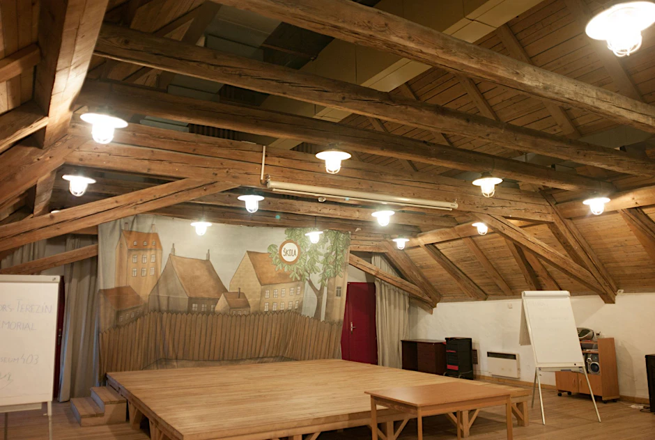 PRODUKTION - Eine Raum mit Bühne in der Magdeburger Kaserne in Terezin. In dem von den Nationalsozialisten eingerichteten Ghetto Theresienstadt wurde die Oper «Brundibar» des Komponisten Hans Krasa mit einem Libretto von Adolf Hoffmeister zum ersten Mal am 23. September 1943 aufgeführt.  