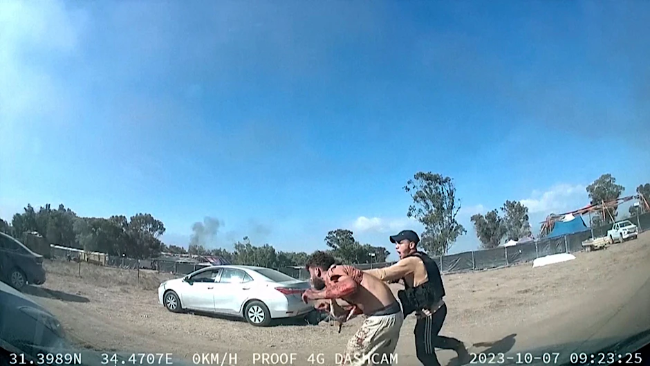 ARCHIV - Auf diesem Bild aus einem Videos attackiert ein bewaffneter Palästinenser einen Israeli während eines Angriffs von militanten Hamas-Kämpfern auf die Teilnehmer eines Musikfestivals in der Negev-Wüste.  s/AP