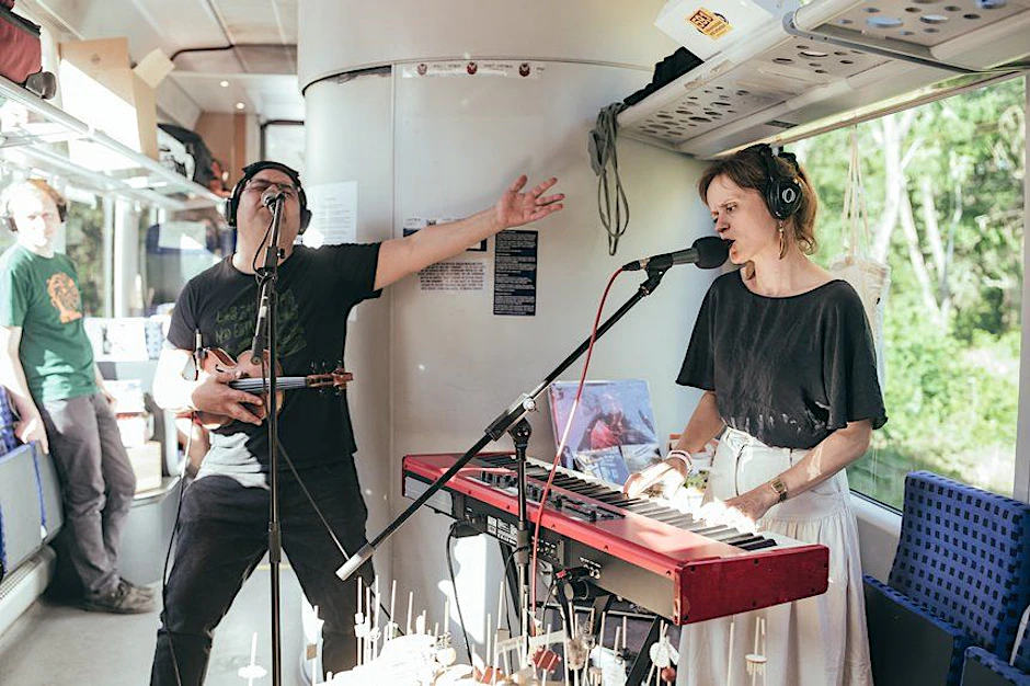 Kultur auf Rädern: Im Kulturzug Berlin–Breslau vertreiben Musiker den Reisenden die Zeit.