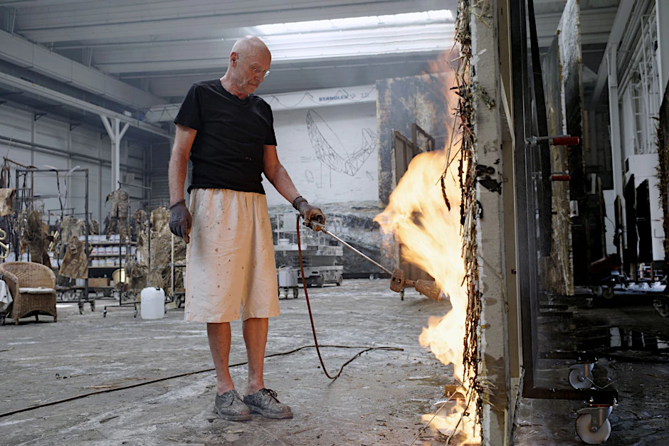 HANDOUT - Feurige Kunst: Wim Wenders zeigt Anselm Kiefer bei der Arbeit.  