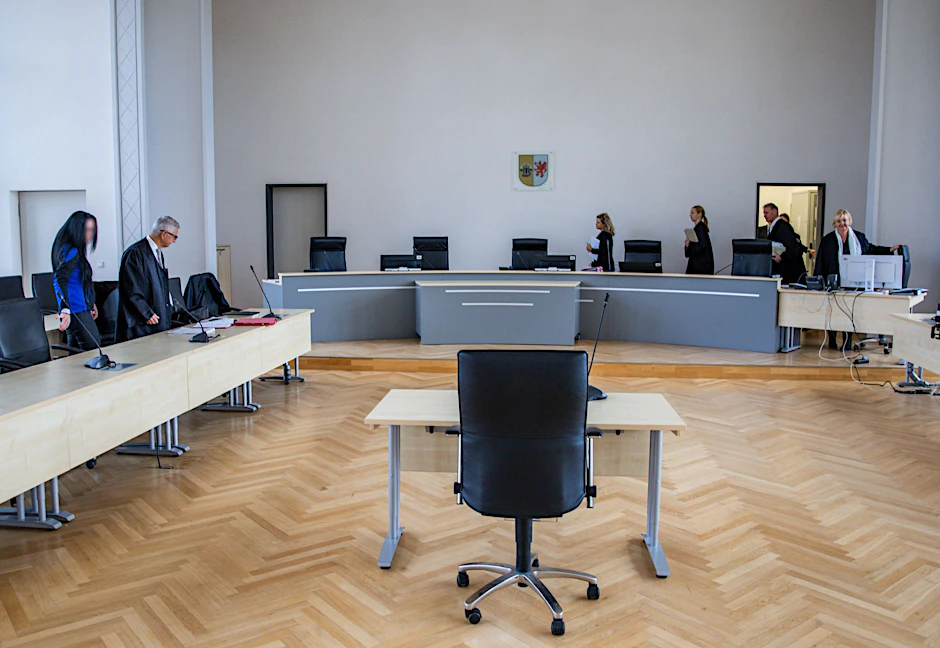 Die 24-Jährige Angeklagte (l) steht im Landgericht Rostock neben ihrem Rechtsanwalt.  