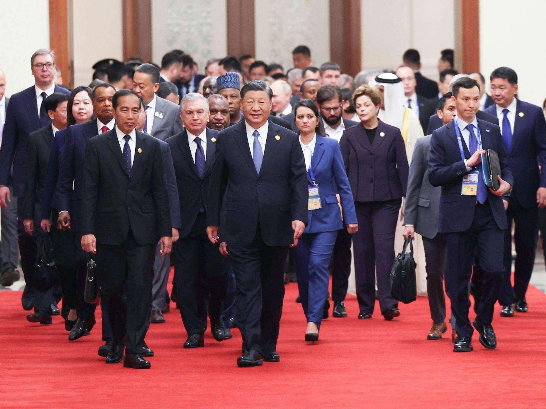 Der chinesische Präsident Xi Jinping und Gäste kommen zur Eröffnungszeremonie des dritten Seidenstraßenforums für internationale Zusammenarbeit in der Großen Halle des Volkes in Peking.