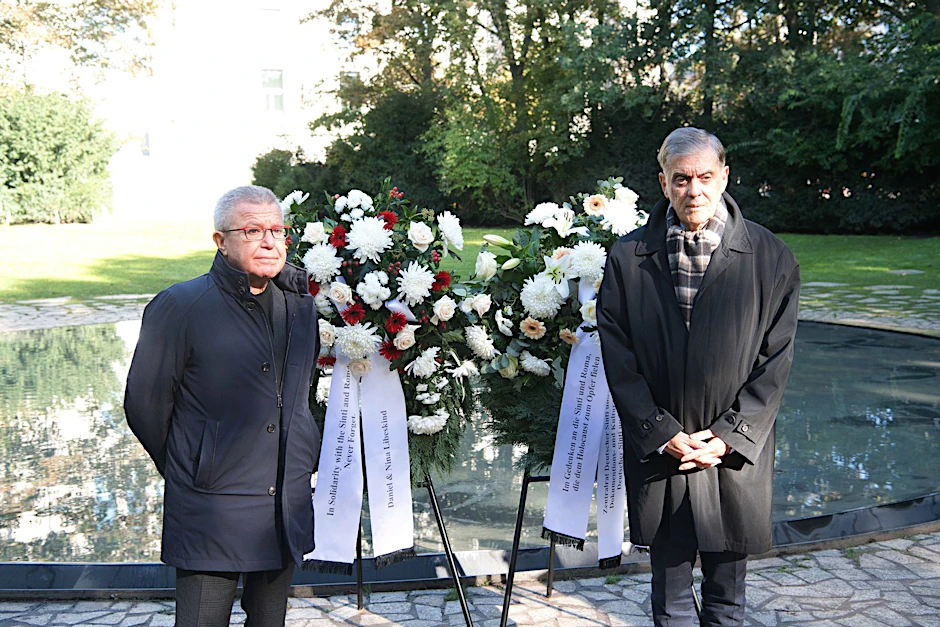 Daniel Libeskind (l), US-amerikanischer Architekt und Stadtplaner, neben Romani Rose, Vorsitzender des Zentralrats Deutscher Sinti und Roma.  