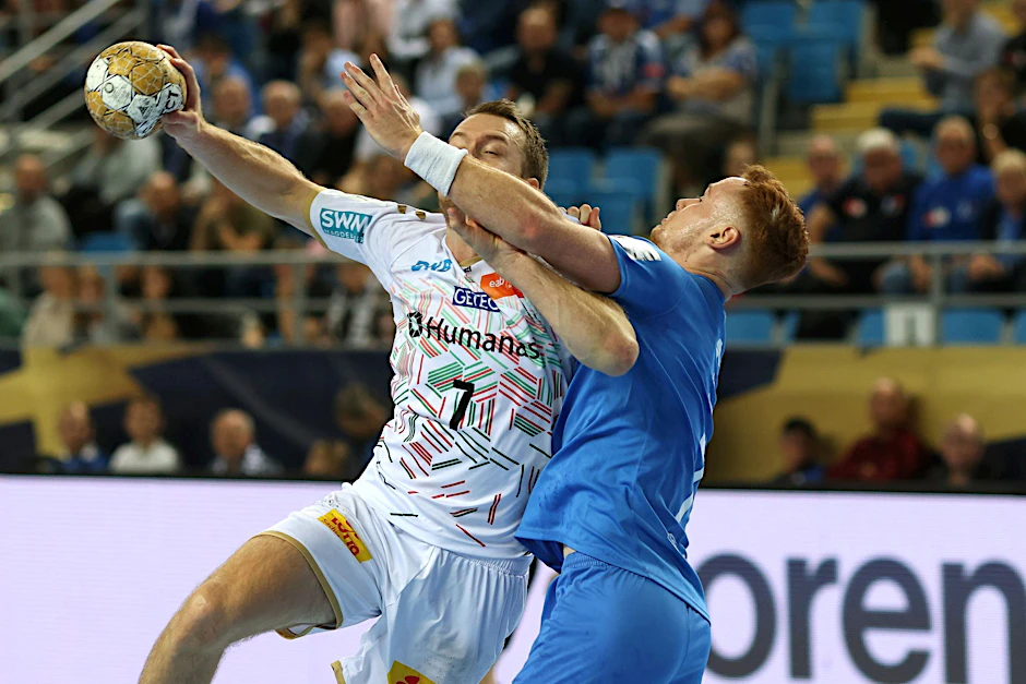 Magdeburgs Felix Claar (l) wird von Tomas Piroch von Wisla Plock verteidigt.  