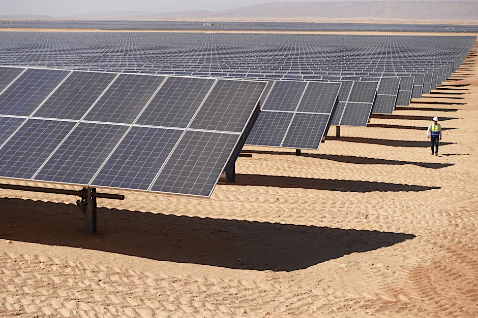 Ein Arbeiter geht am Solarpark Benban in Ägypten auf einer Landparzelle. Solarenergie wird laut einer Studie immer relevanter.&nbsp;