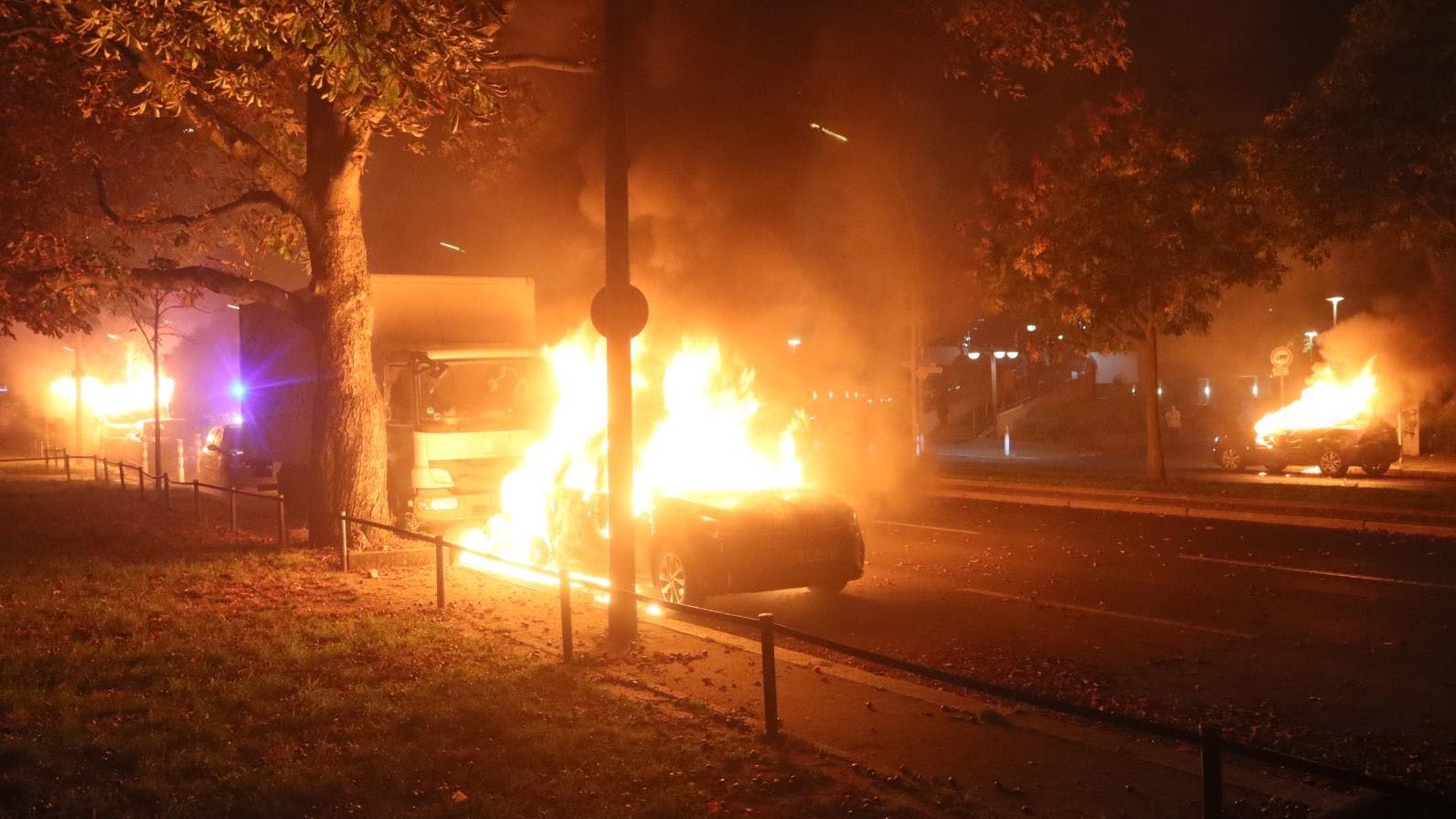 Mehrere Fahrzeuge brannten in der Neuköllner Highdeck-Siedlung.