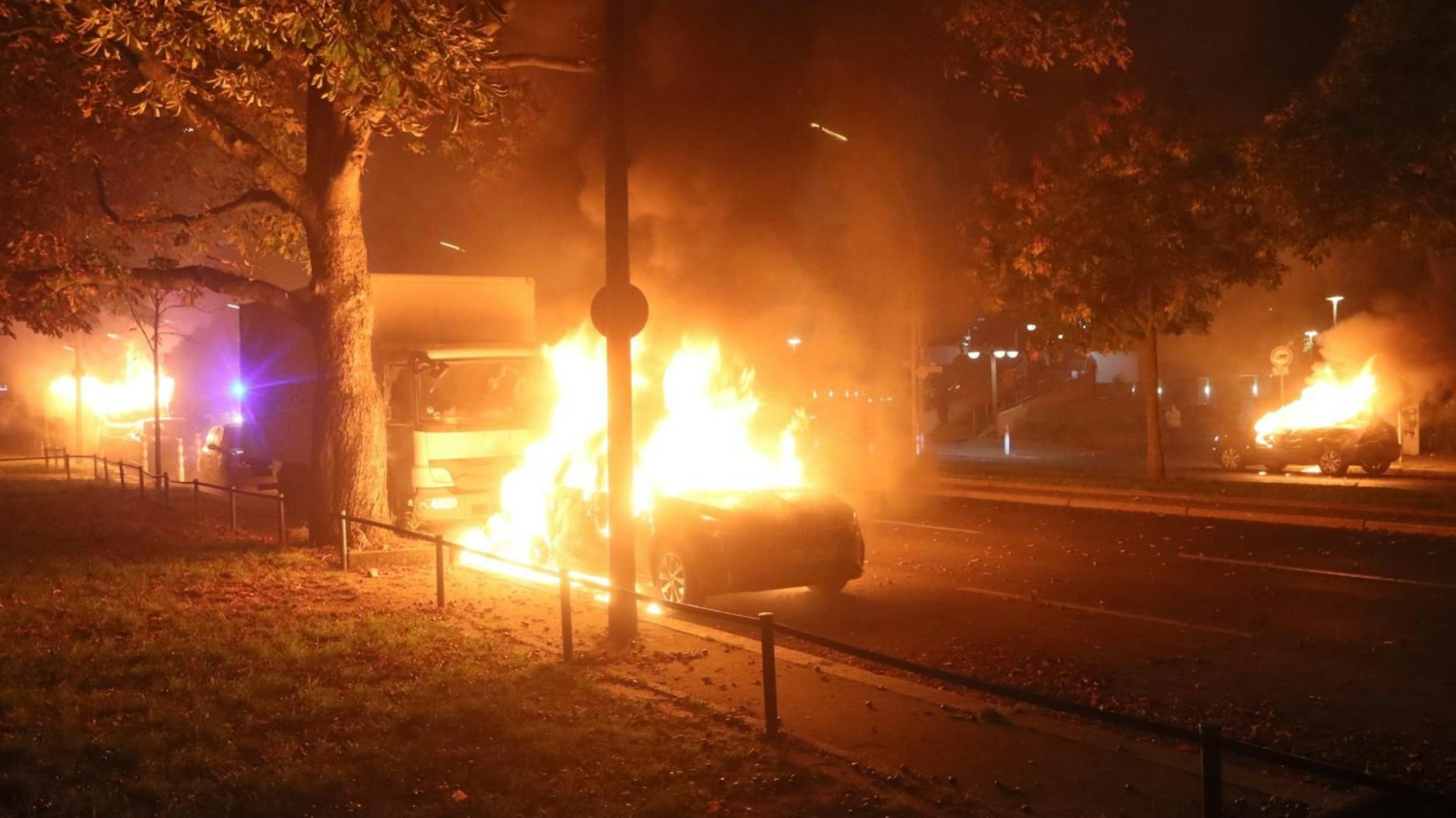 Mehrere Fahrzeuge brannten in der Neuköllner Highdeck-Siedlung.