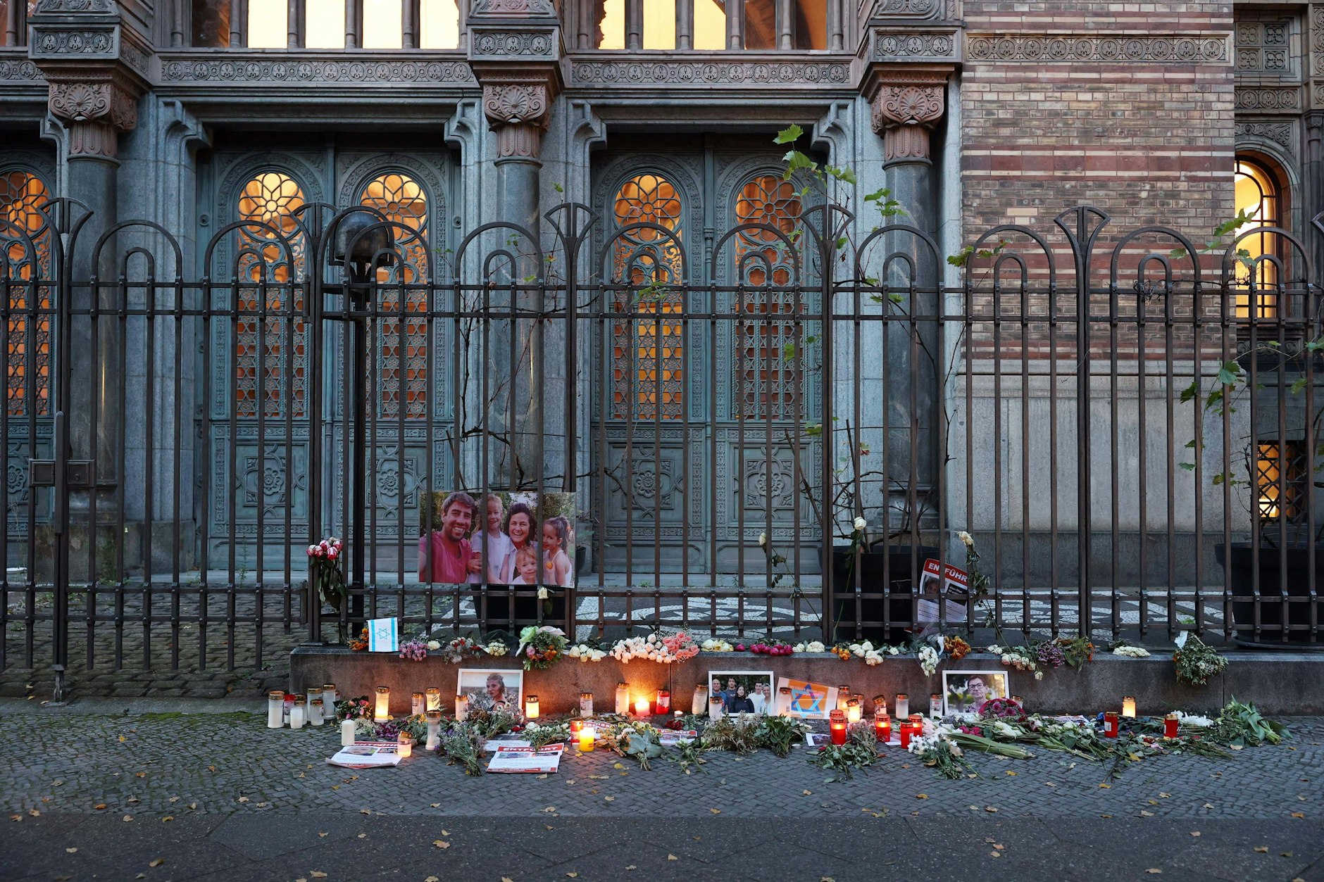 Berlin: Vor der Synagoge in der Oranienburger Straße sind Kerzen aufgestellt, auch Blumensträuße wurden abgelegt. 