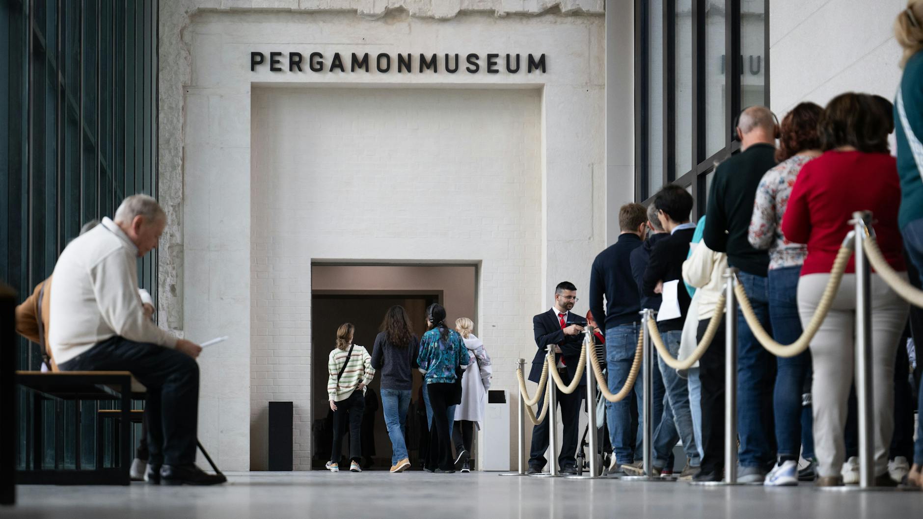 Der Ansturm ist groß: Besucher stehen im Eingangsbereich des Pergamonmuseums Schlange. 