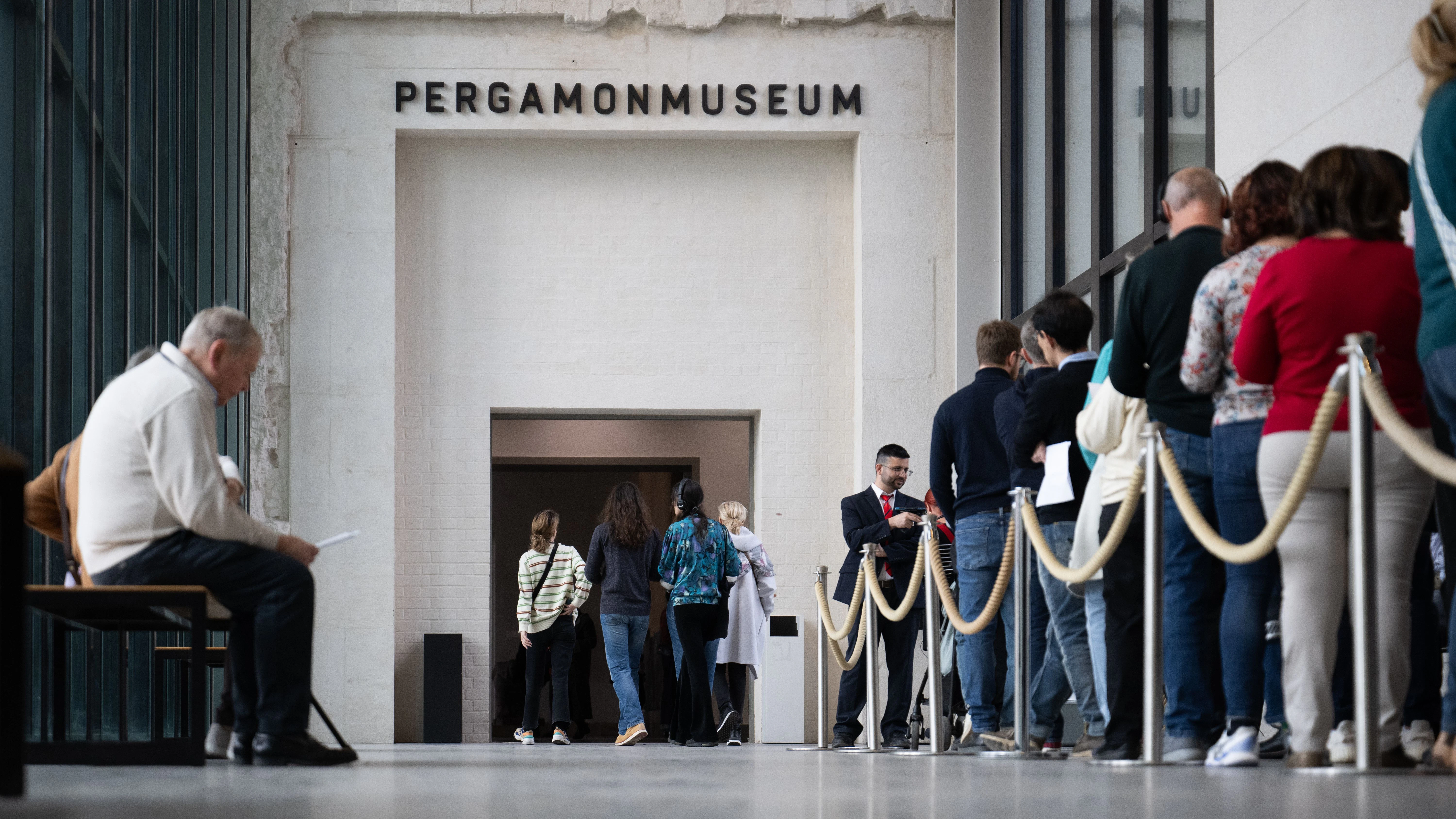 Der Ansturm ist groß: Besucher stehen im Eingangsbereich des Pergamonmuseums Schlange.&nbsp;