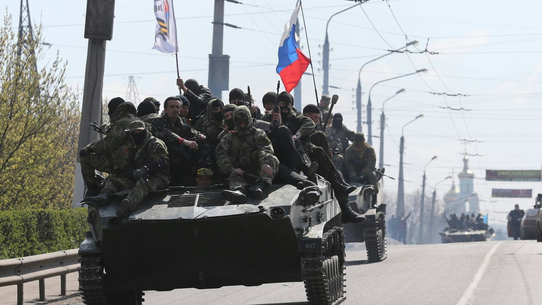 Gepanzerte Fahrzeuge mit von Russland befehligten Soldaten im ukrainischen Donbass. 