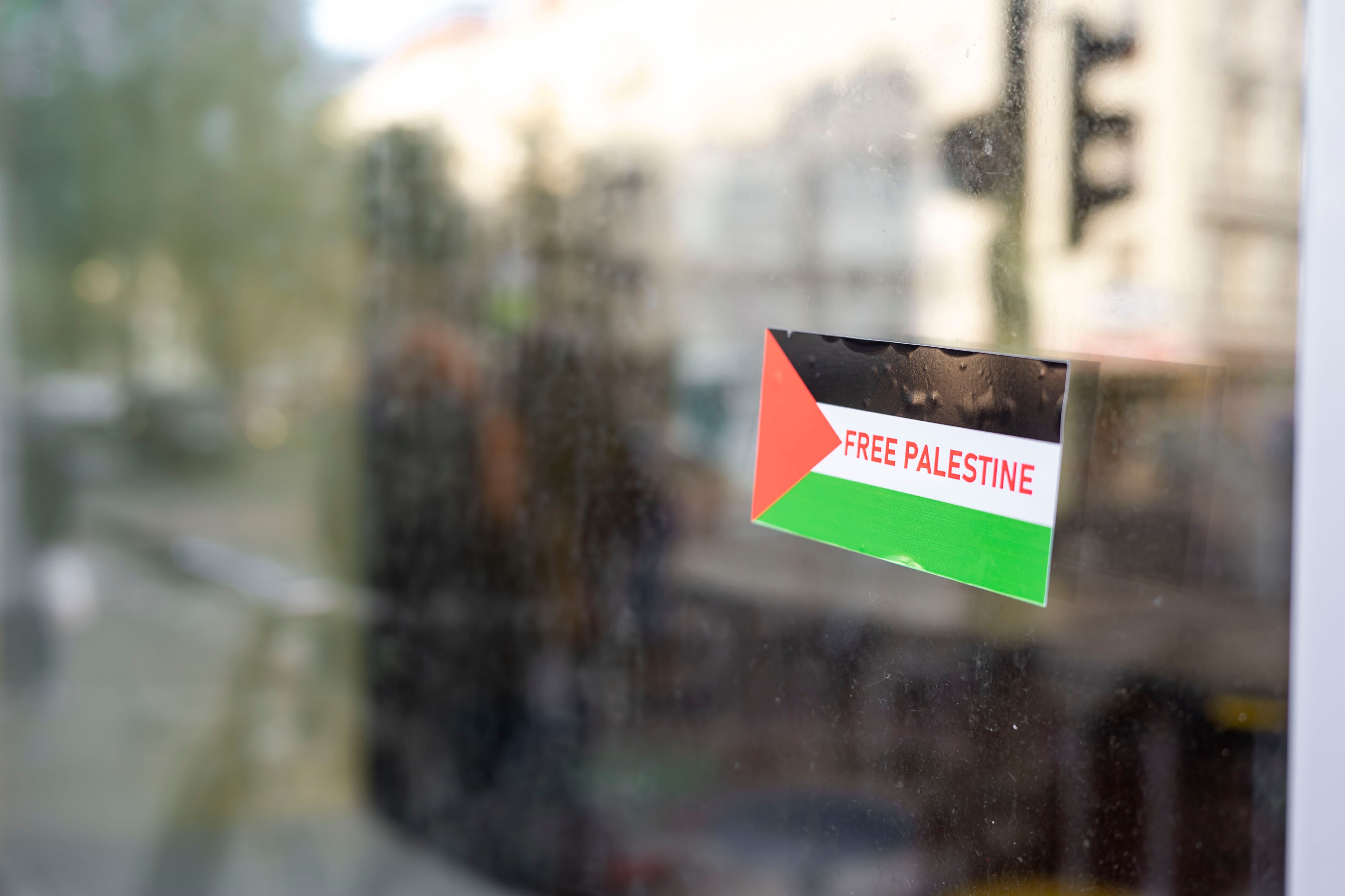 Überall in Berlin gibt es Losungen wie „Free Palestine“. Was ist verboten?