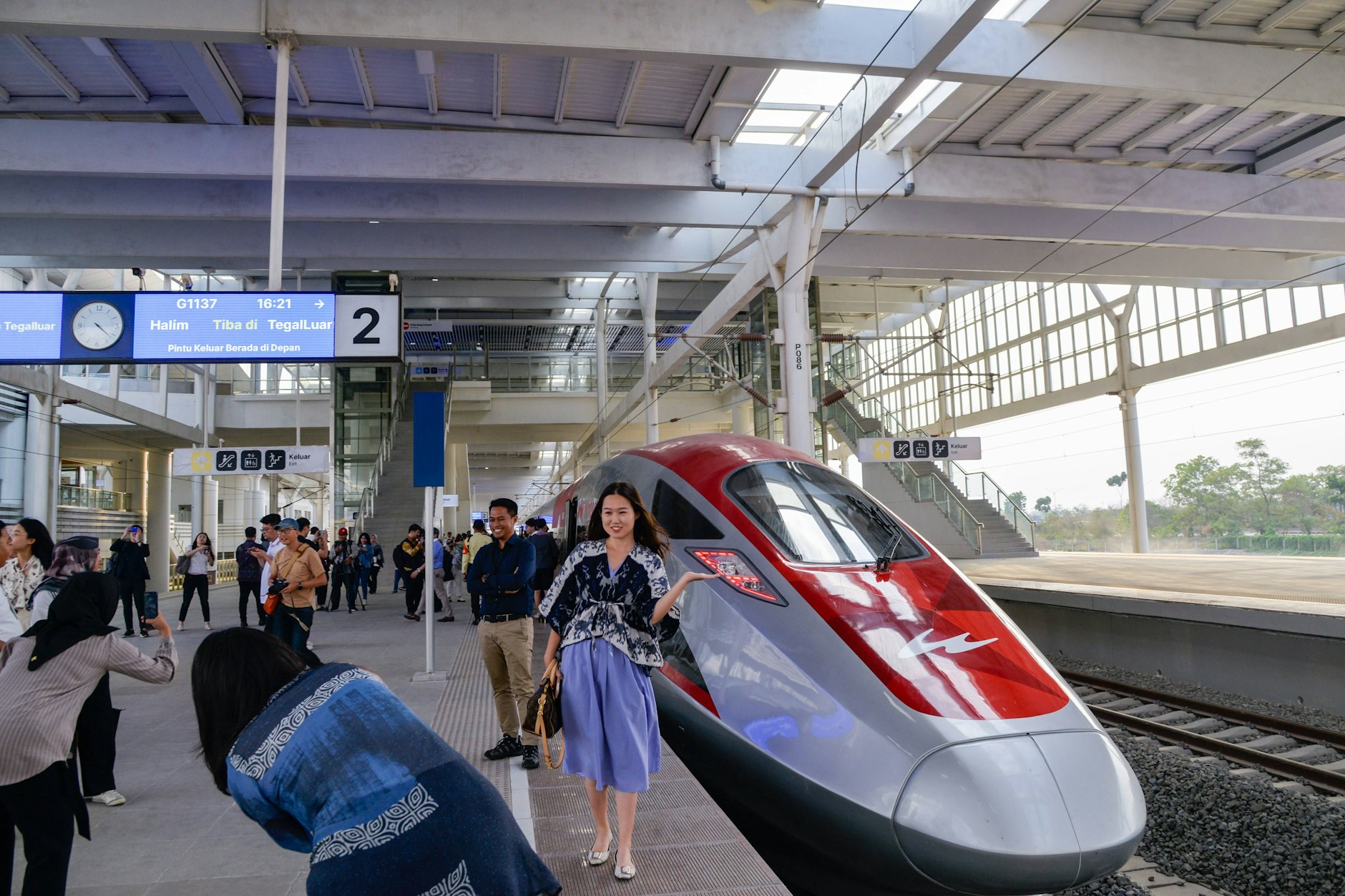 Ein elektrischer Hochgeschwindigkeitszug (EMU) in Jakarta. Die Hochgeschwindigkeitsstrecke Jakarta-Bandung wurde gemeinsam von China und Indonesien im Rahmen der von China vorgeschlagenen Belt and Road Initiative und der indonesischen Global Maritime Fulcrum Strategie gebaut.