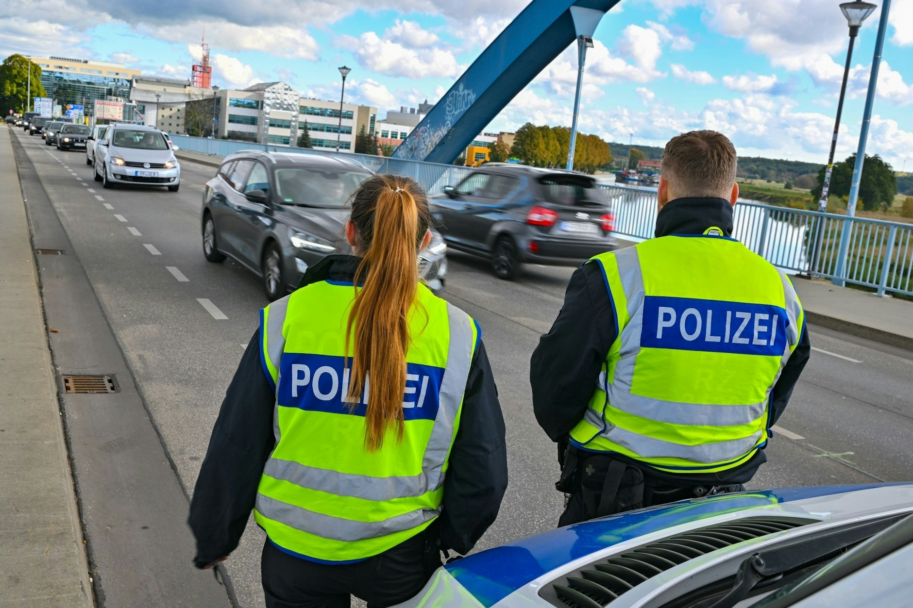 Die Bundespolizei kontrolliert den Einreiseverkehr am deutsch-polnischen Grenzübergang. 